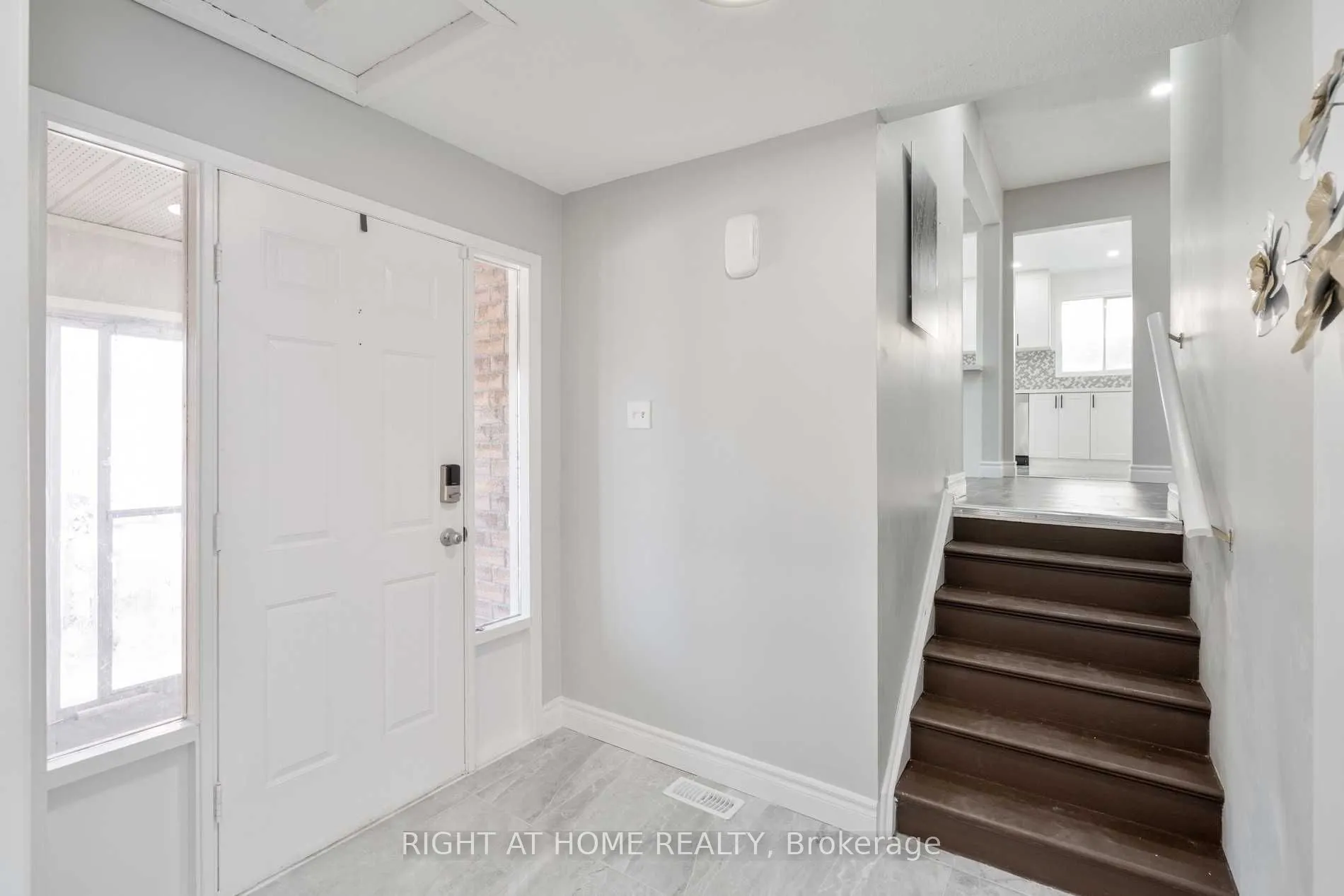 727 Down Crescent, #Upper