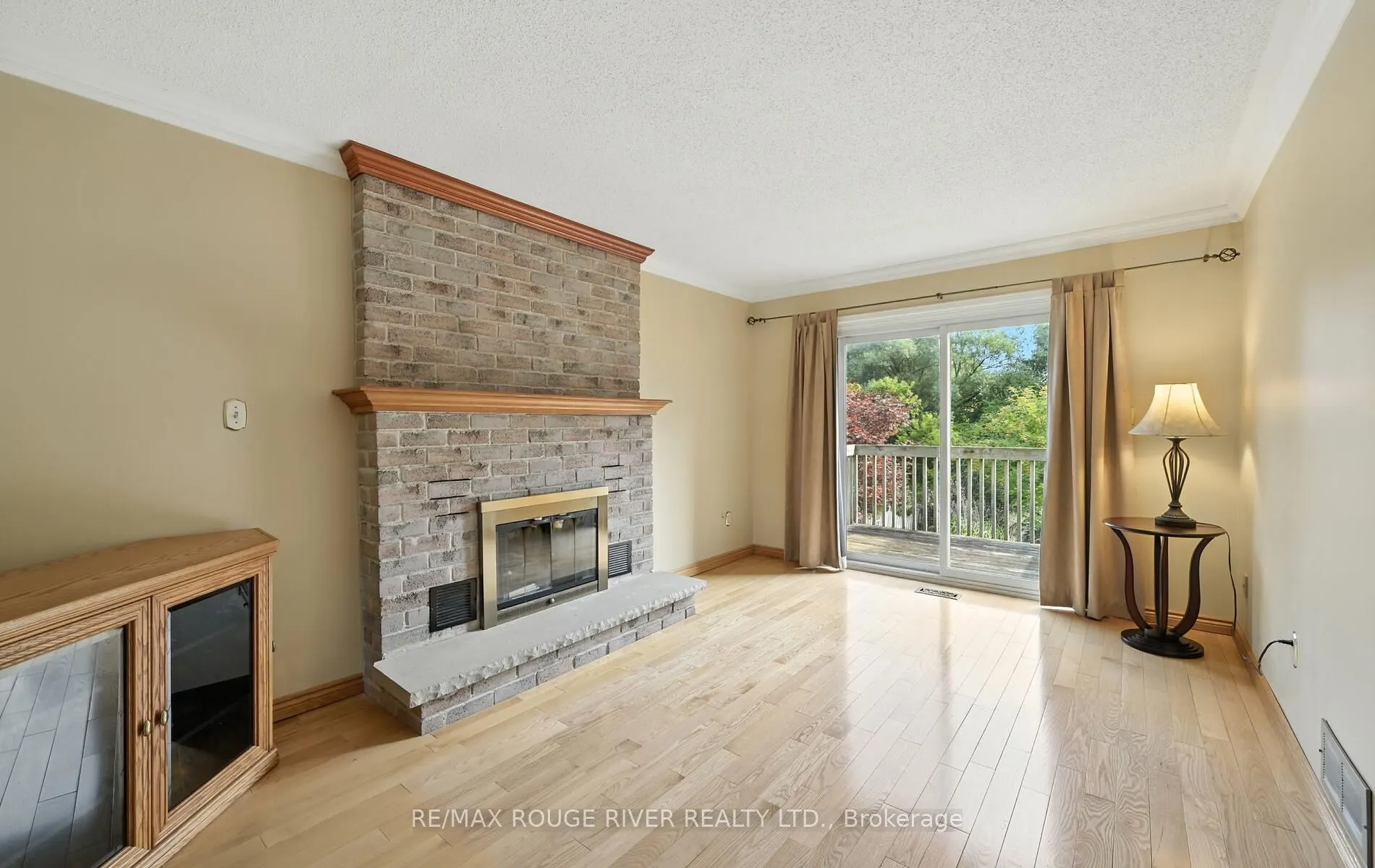 575 Dunrobin Court