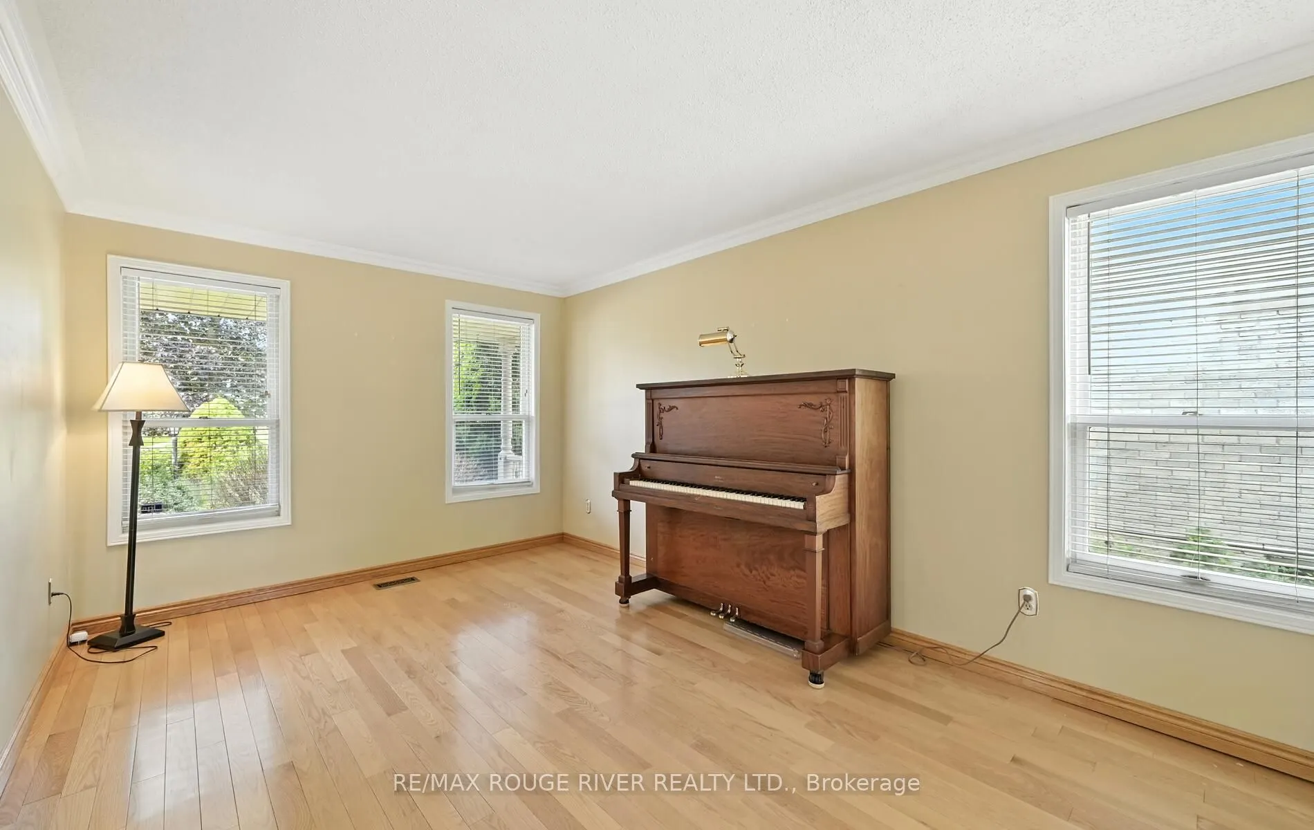 575 Dunrobin Court