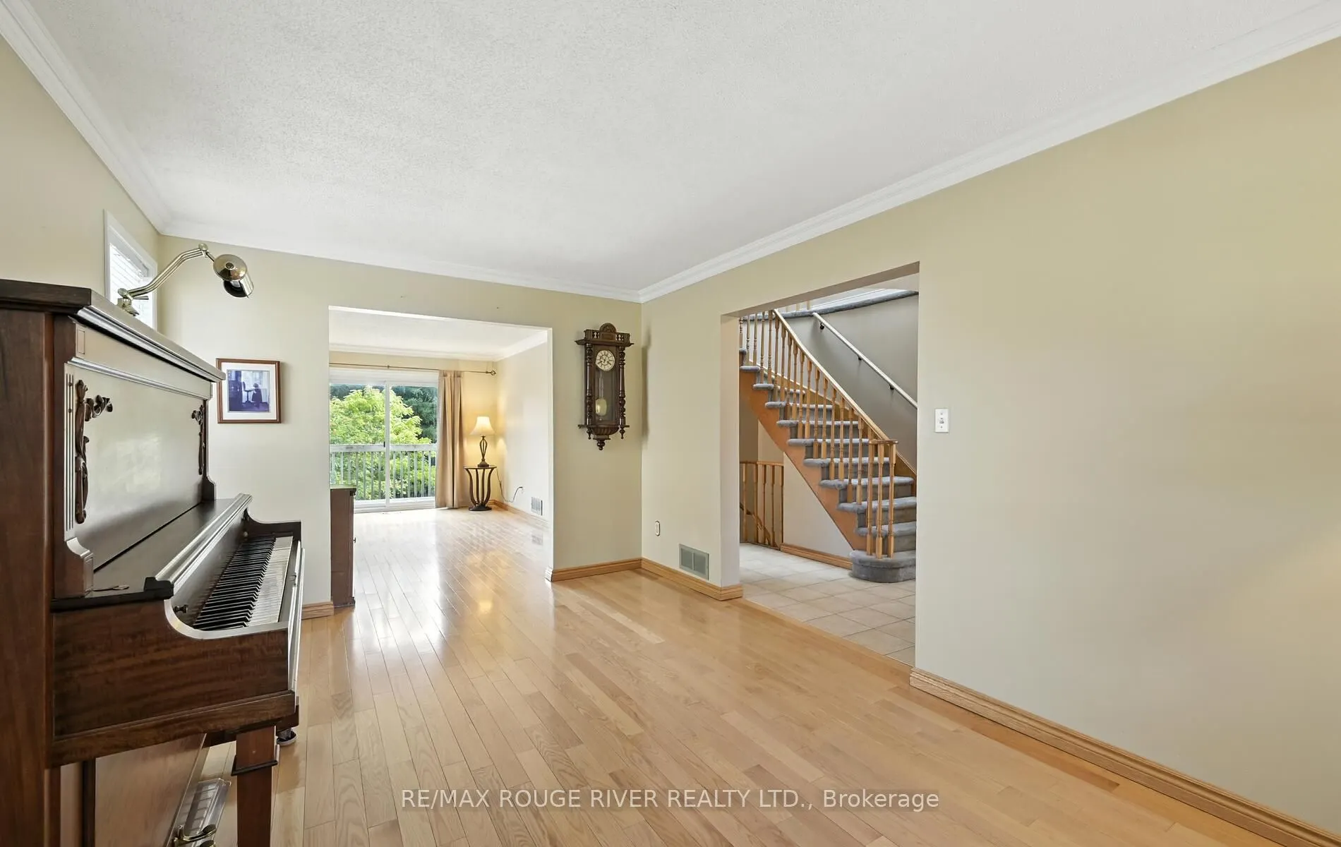 575 Dunrobin Court