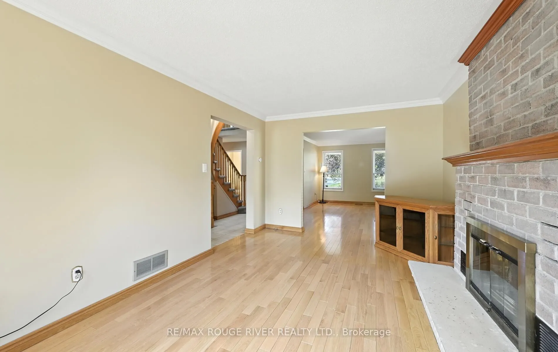 575 Dunrobin Court
