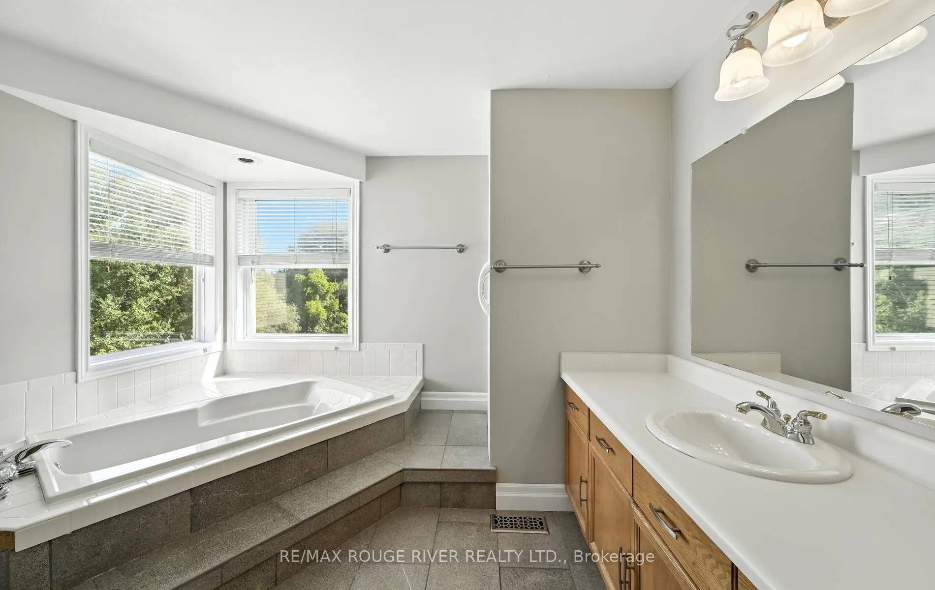 575 Dunrobin Court