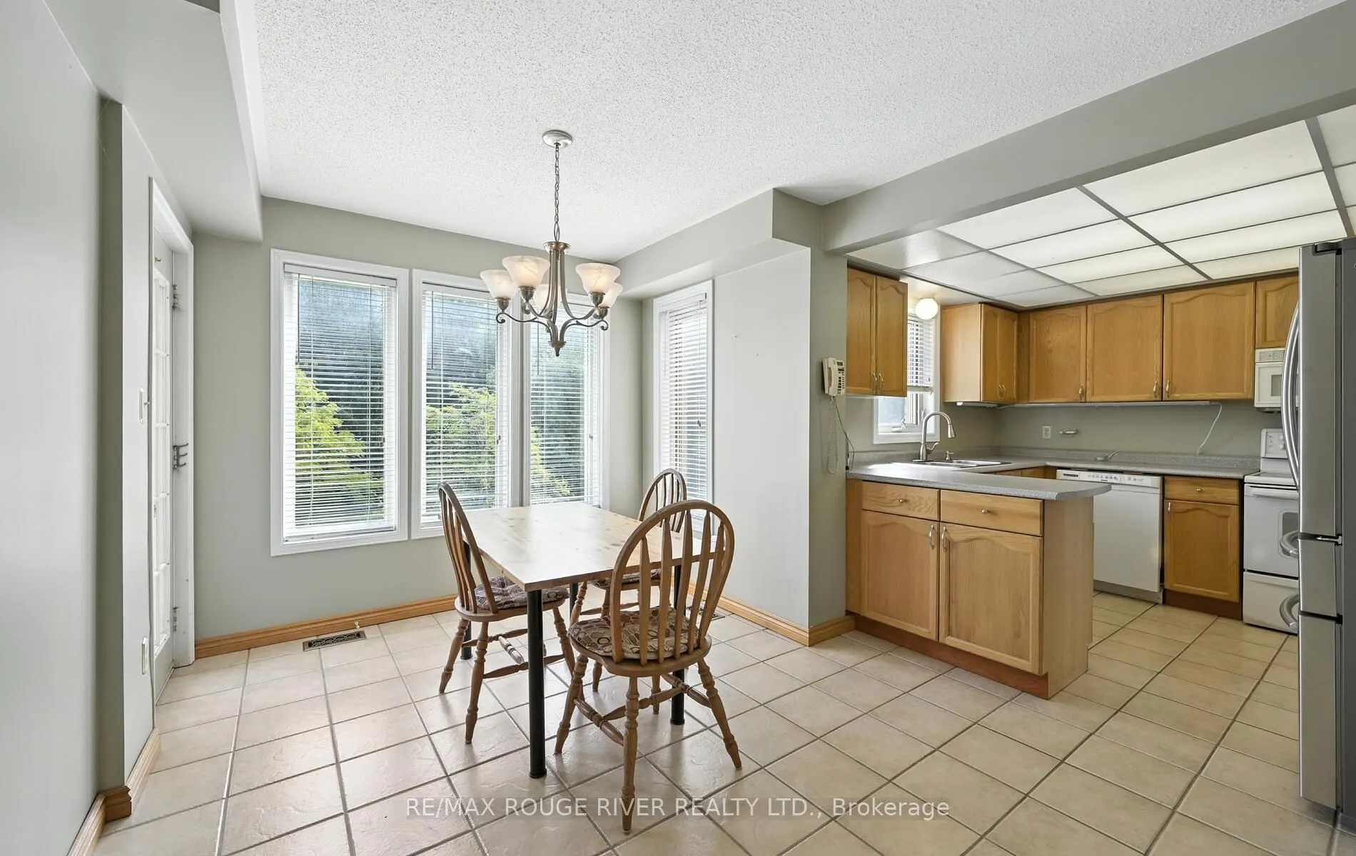 575 Dunrobin Court