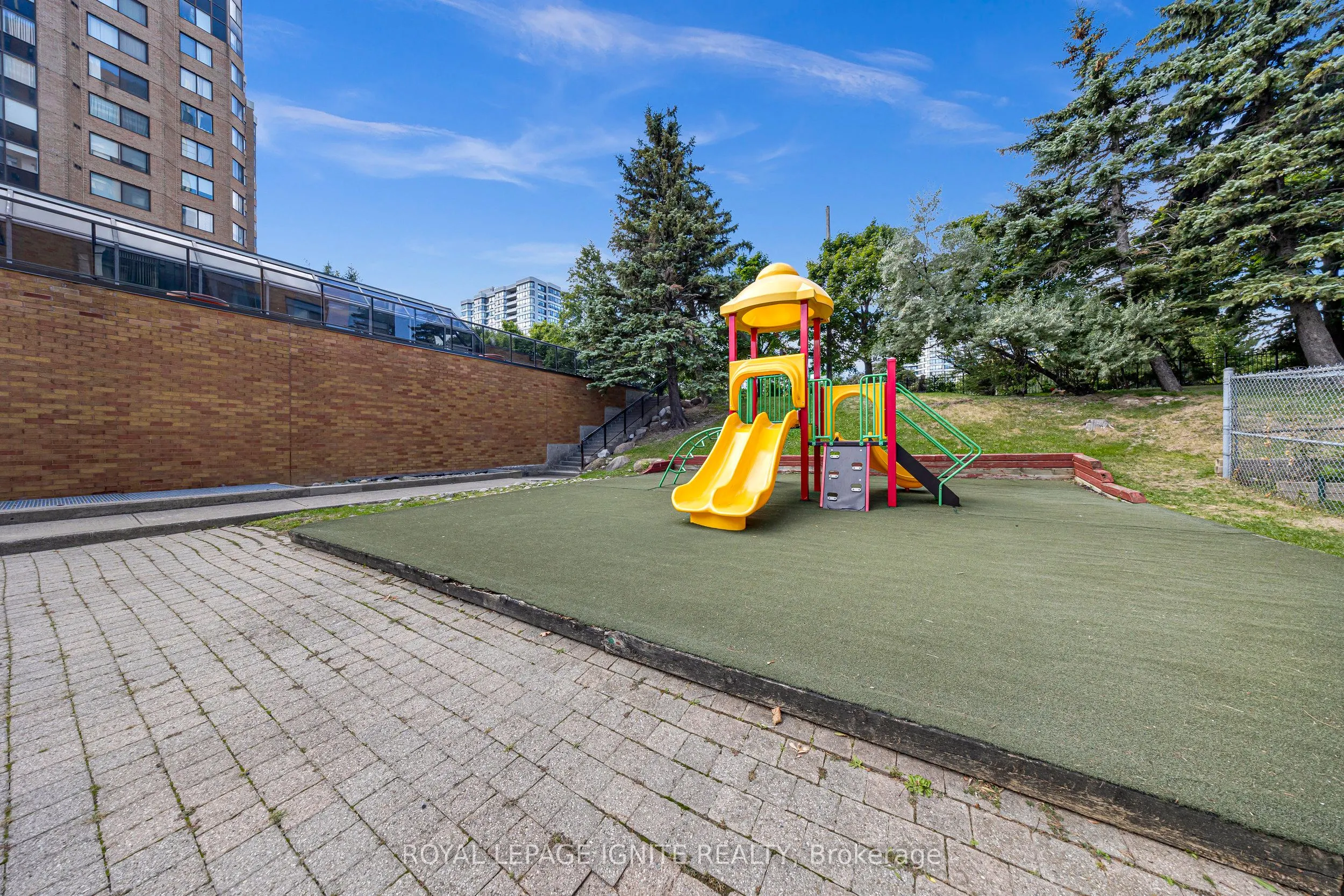 88 Alton Towers Circle, #215