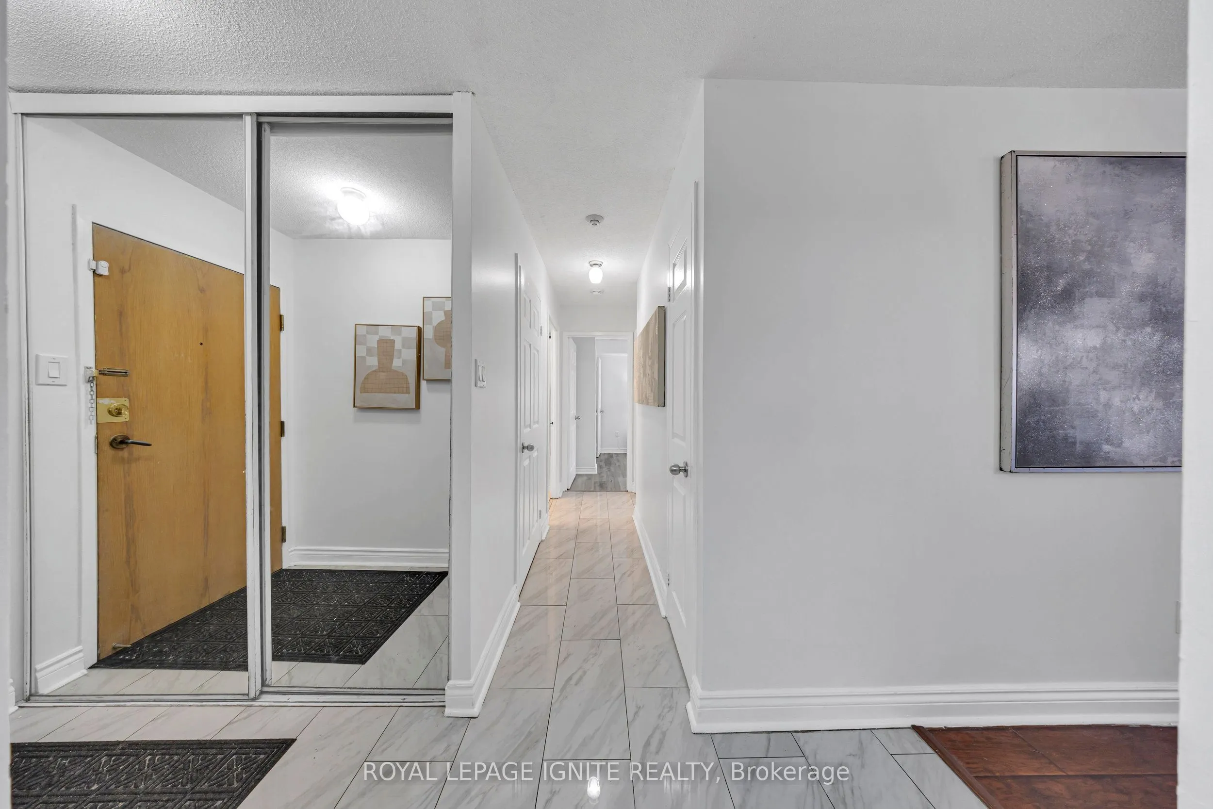 88 Alton Towers Circle, #215