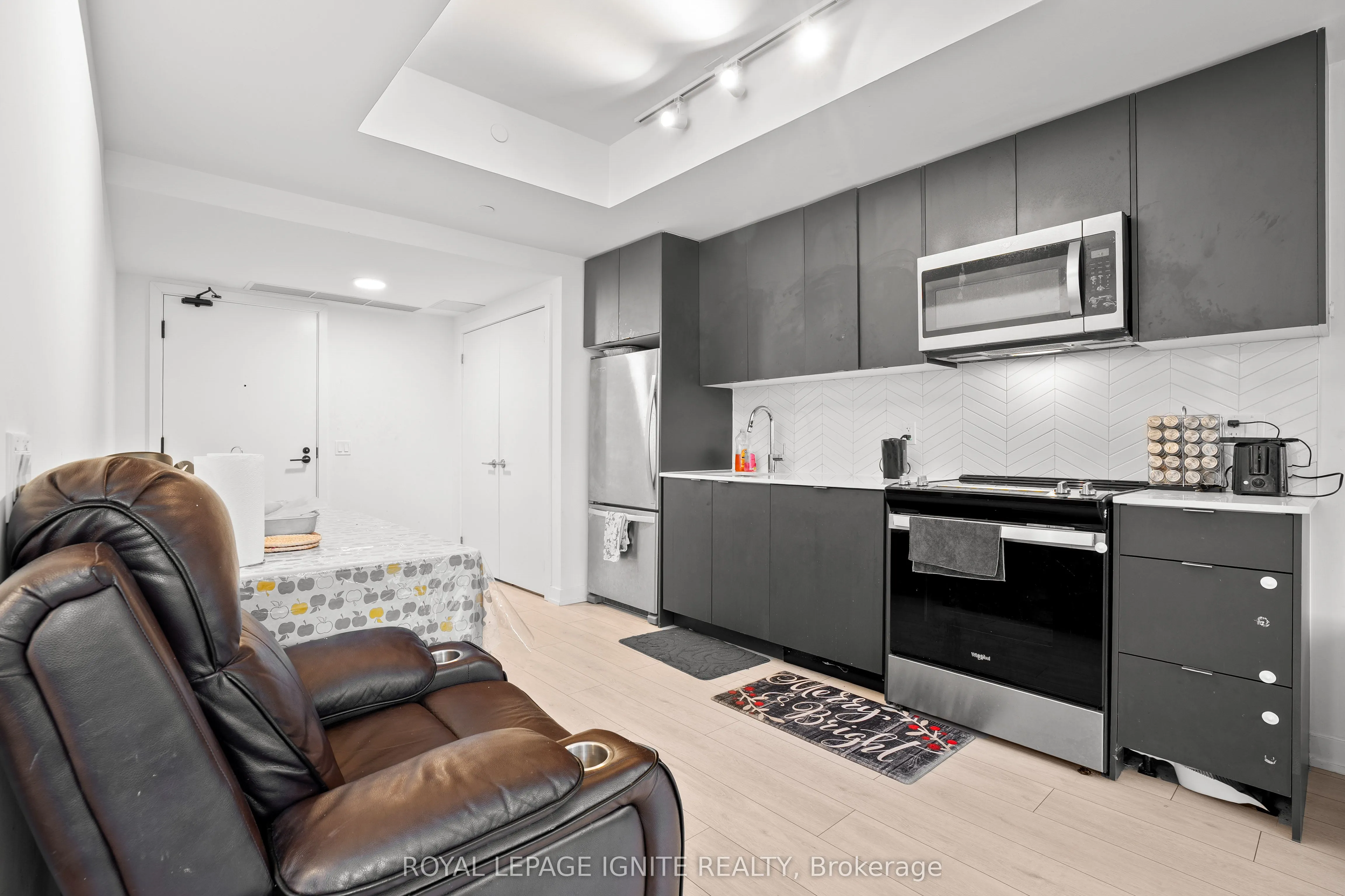 1604(B) Charles Street, #414