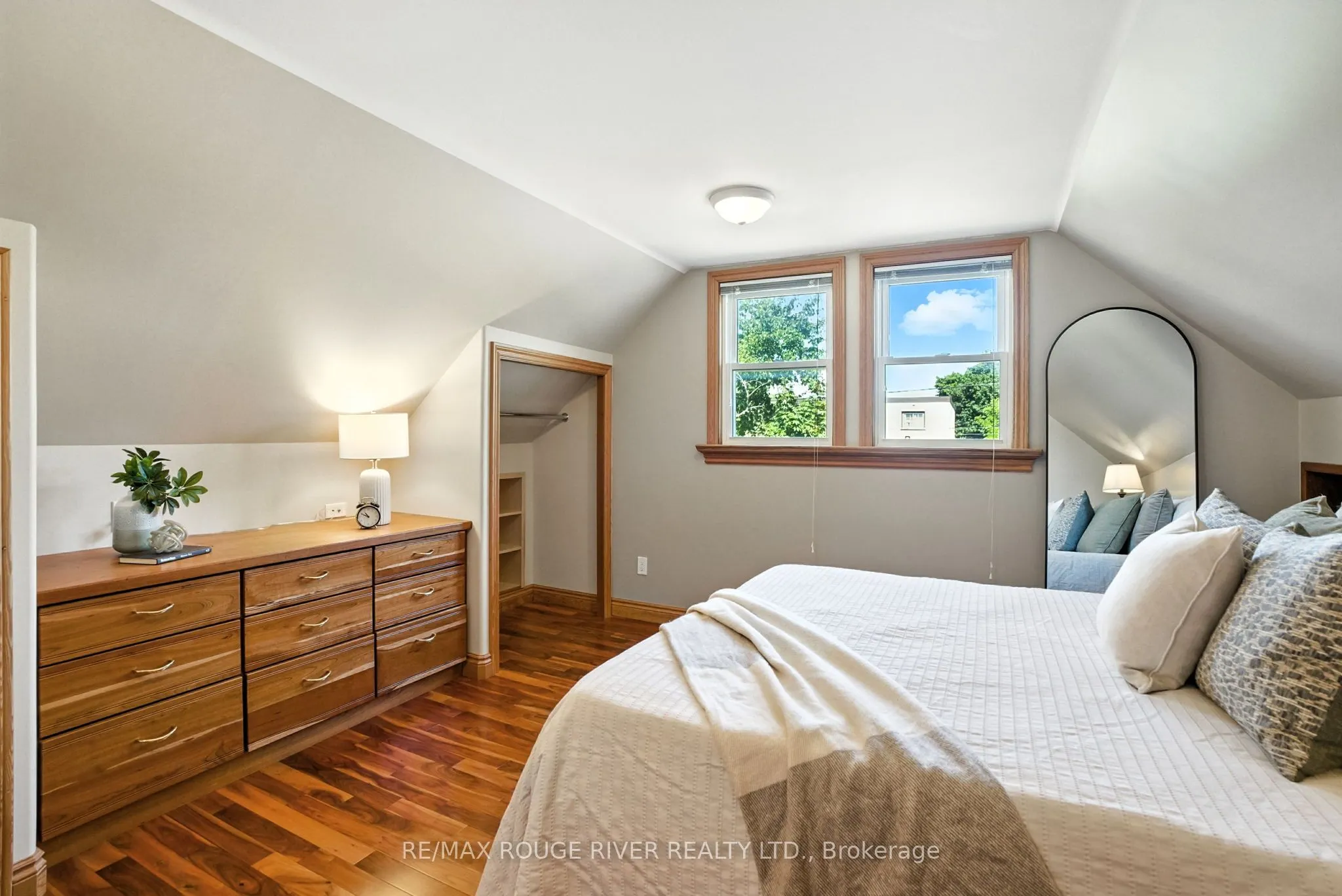 67 Orchard View Boulevard