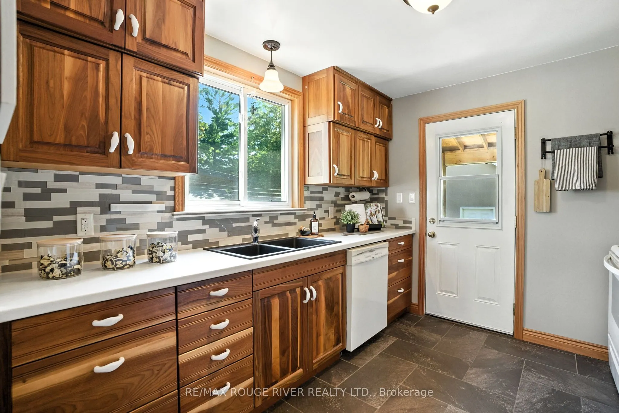 67 Orchard View Boulevard