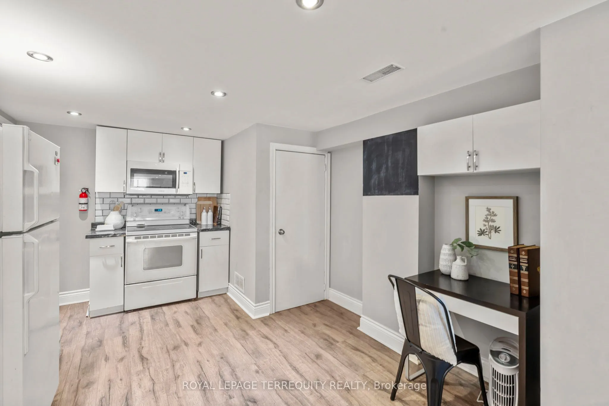 144 Thickson Road N