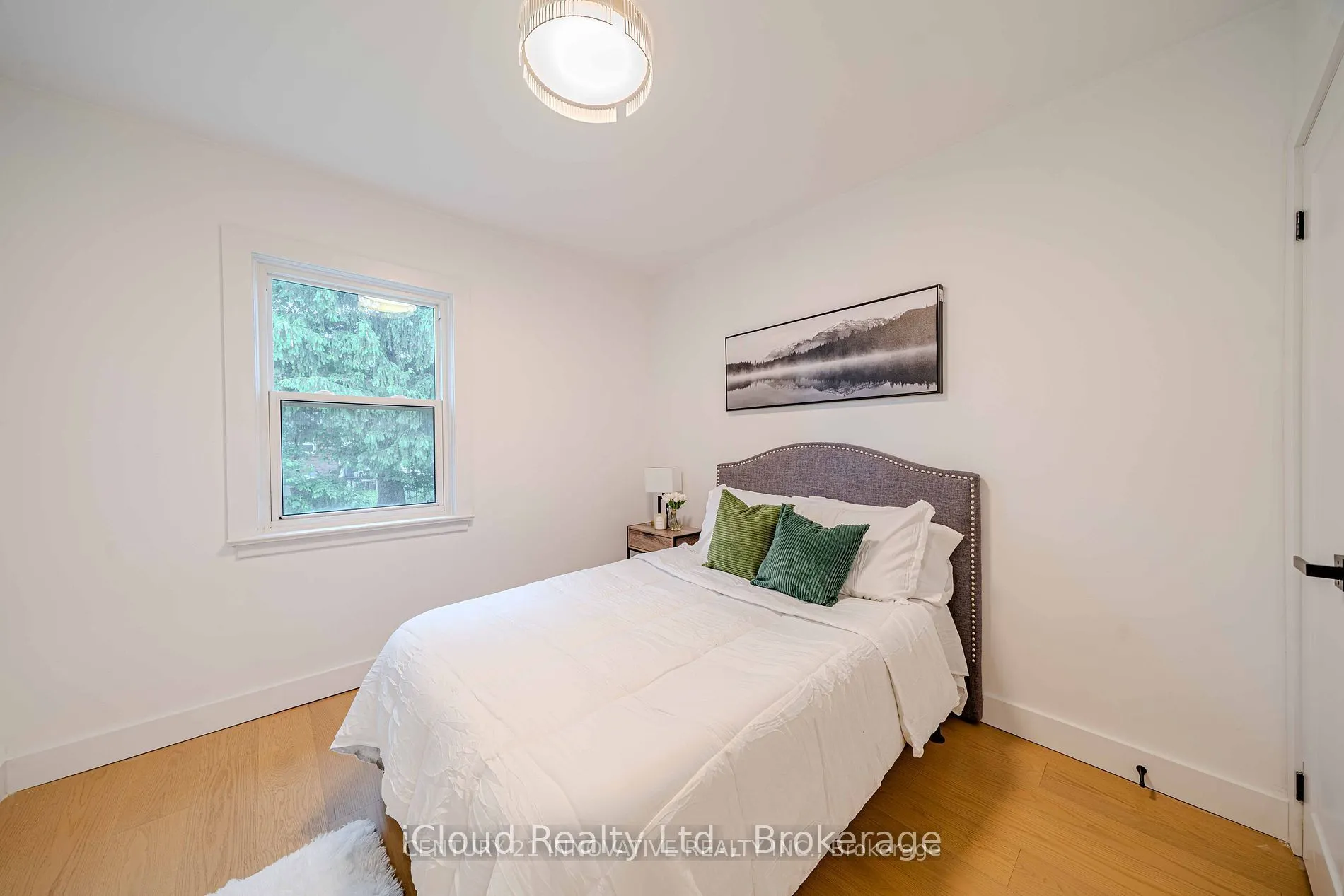 94 Lynvalley Crescent, #Upper