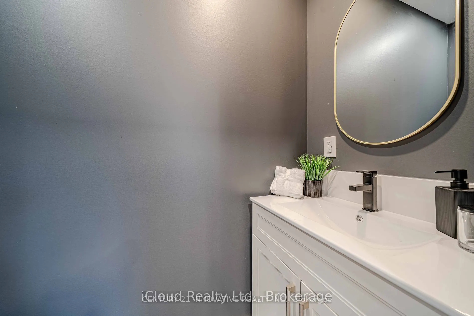 94 Lynvalley Crescent, #Upper