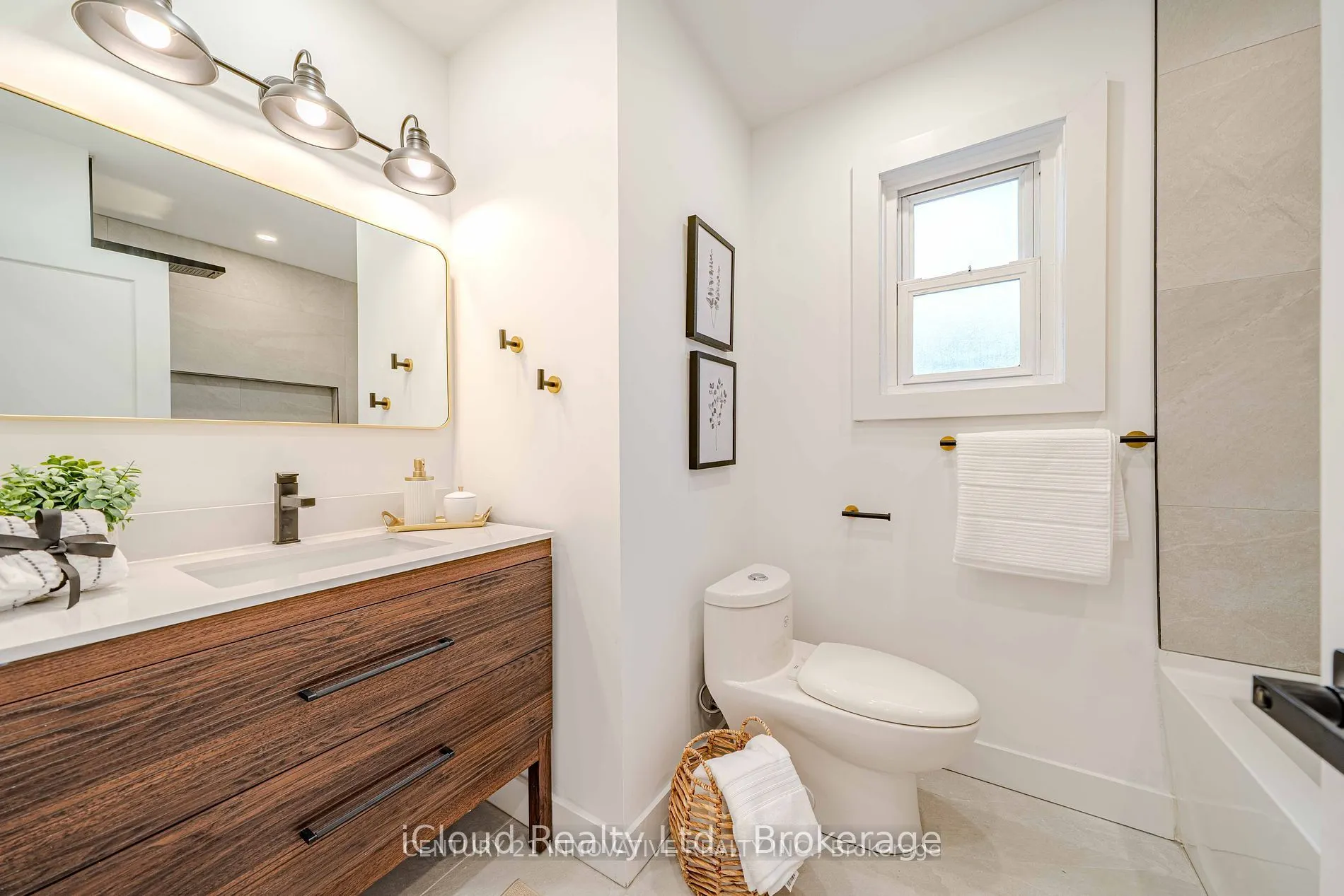 94 Lynvalley Crescent, #Upper