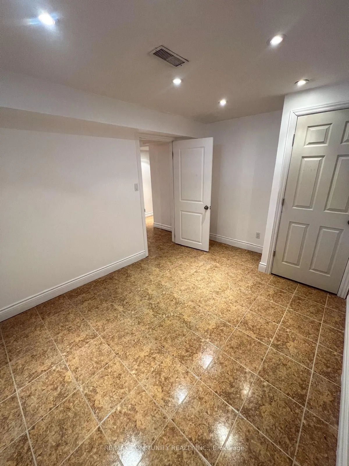 6 Adams Park Gate E, #Basement