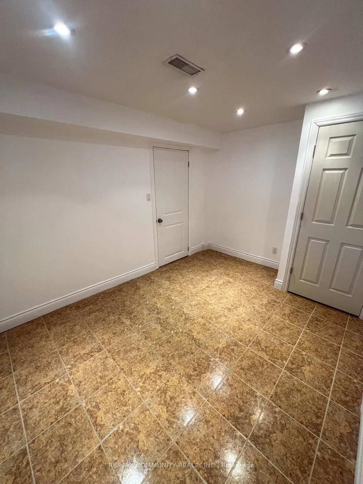 6 Adams Park Gate E, #Basement