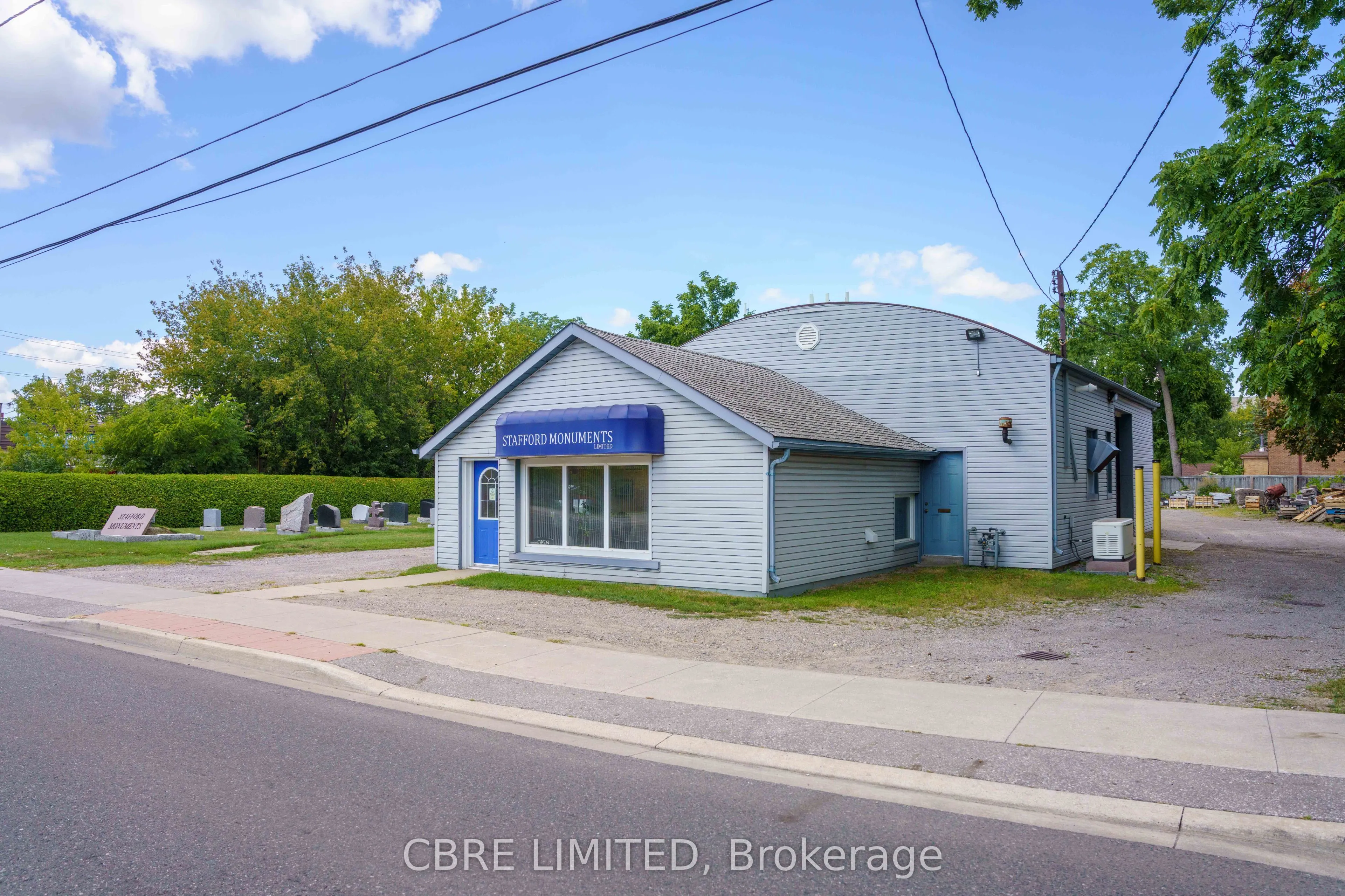 318 Dundas Street E