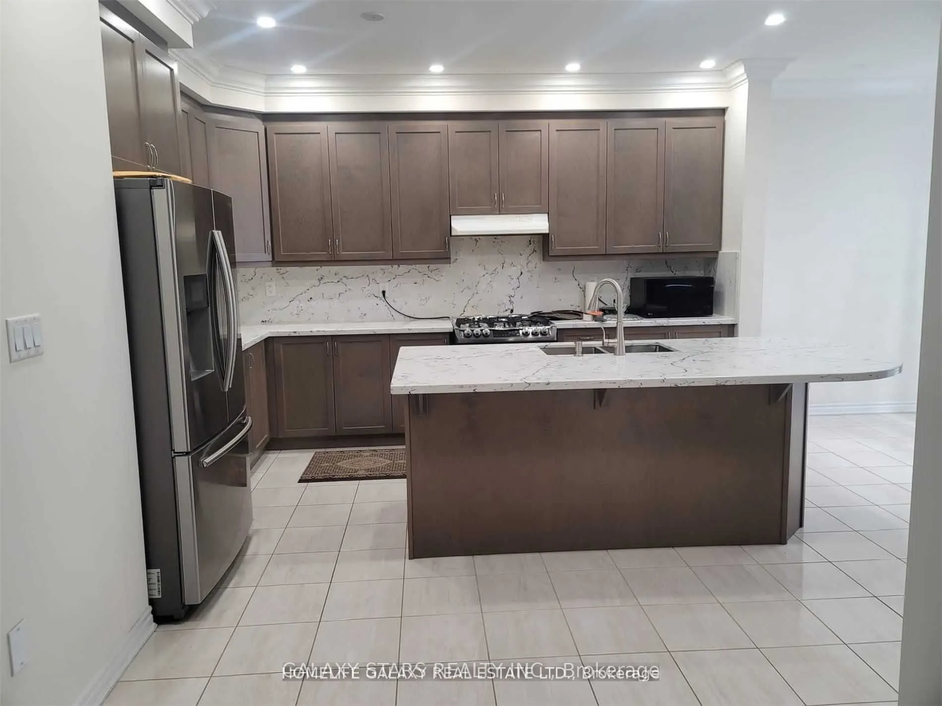 1076 Foxtail Crescent, #Main & 2nd Floor