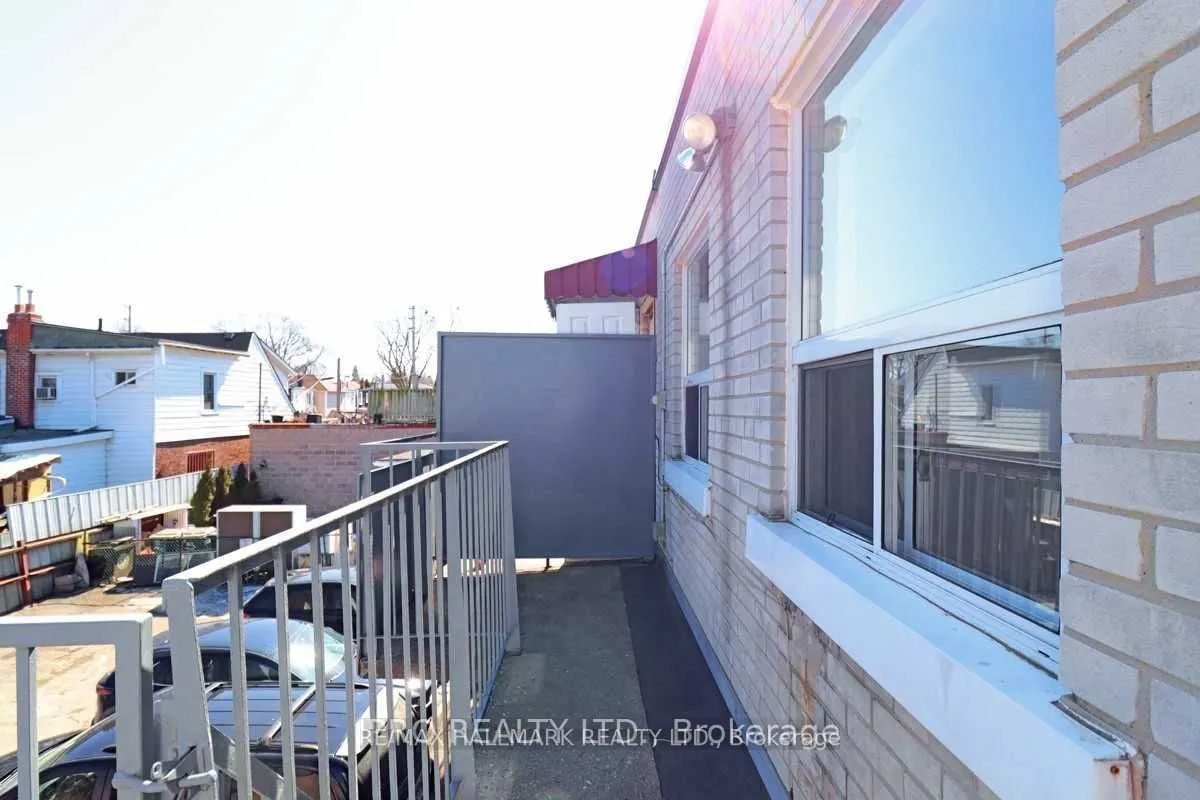 1237E Woodbine Avenue