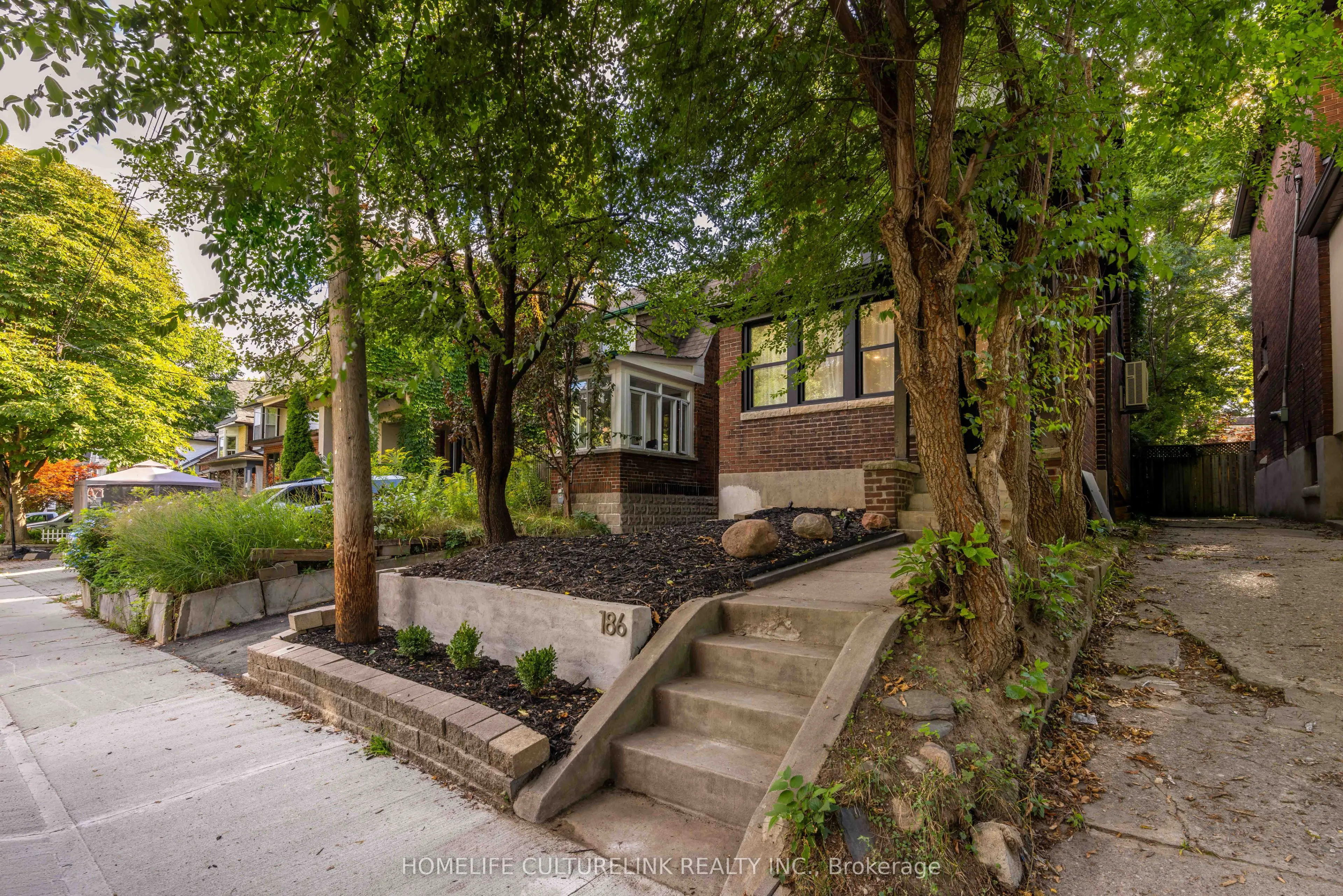 186 Ashdale Avenue