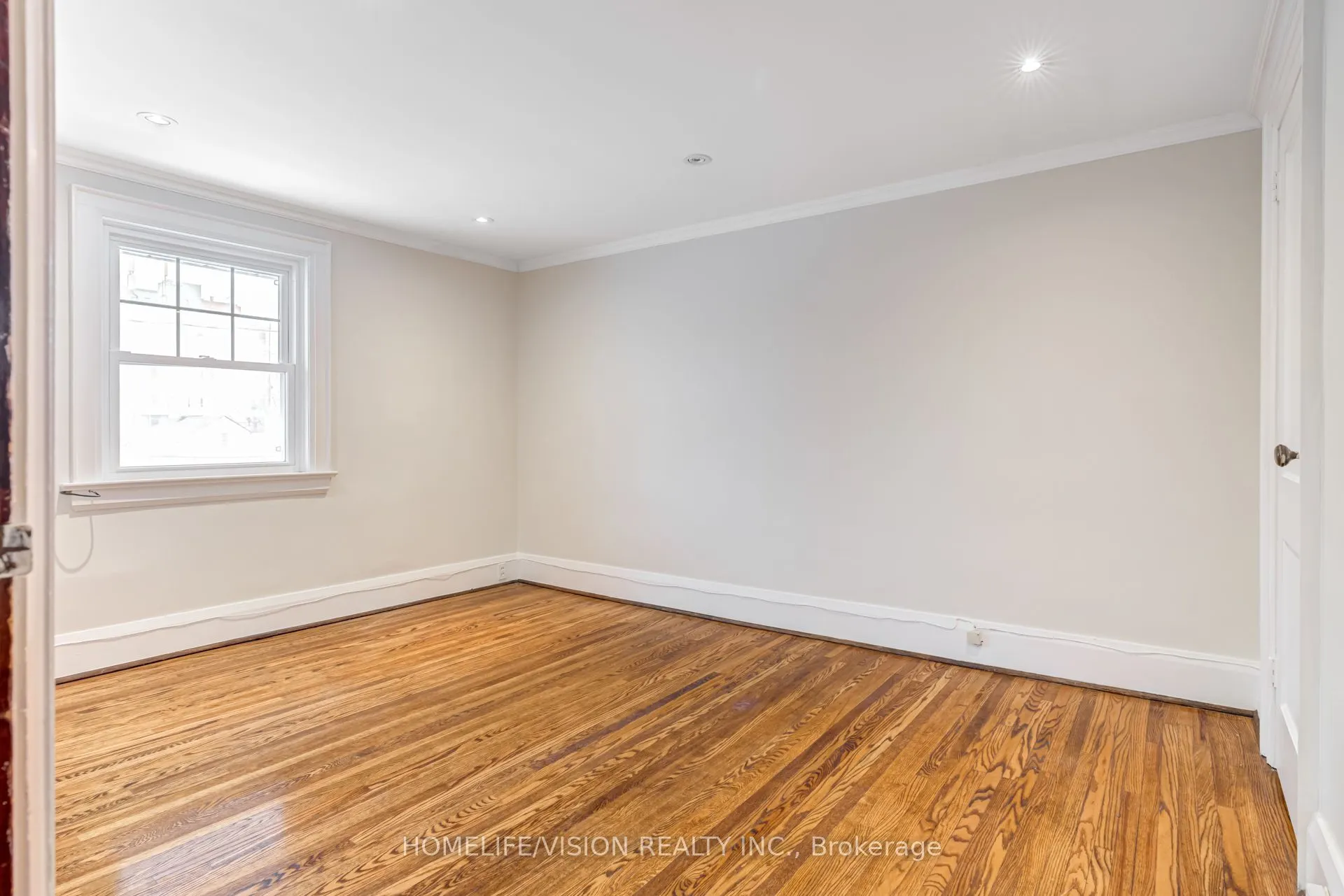 123 Mary Street E