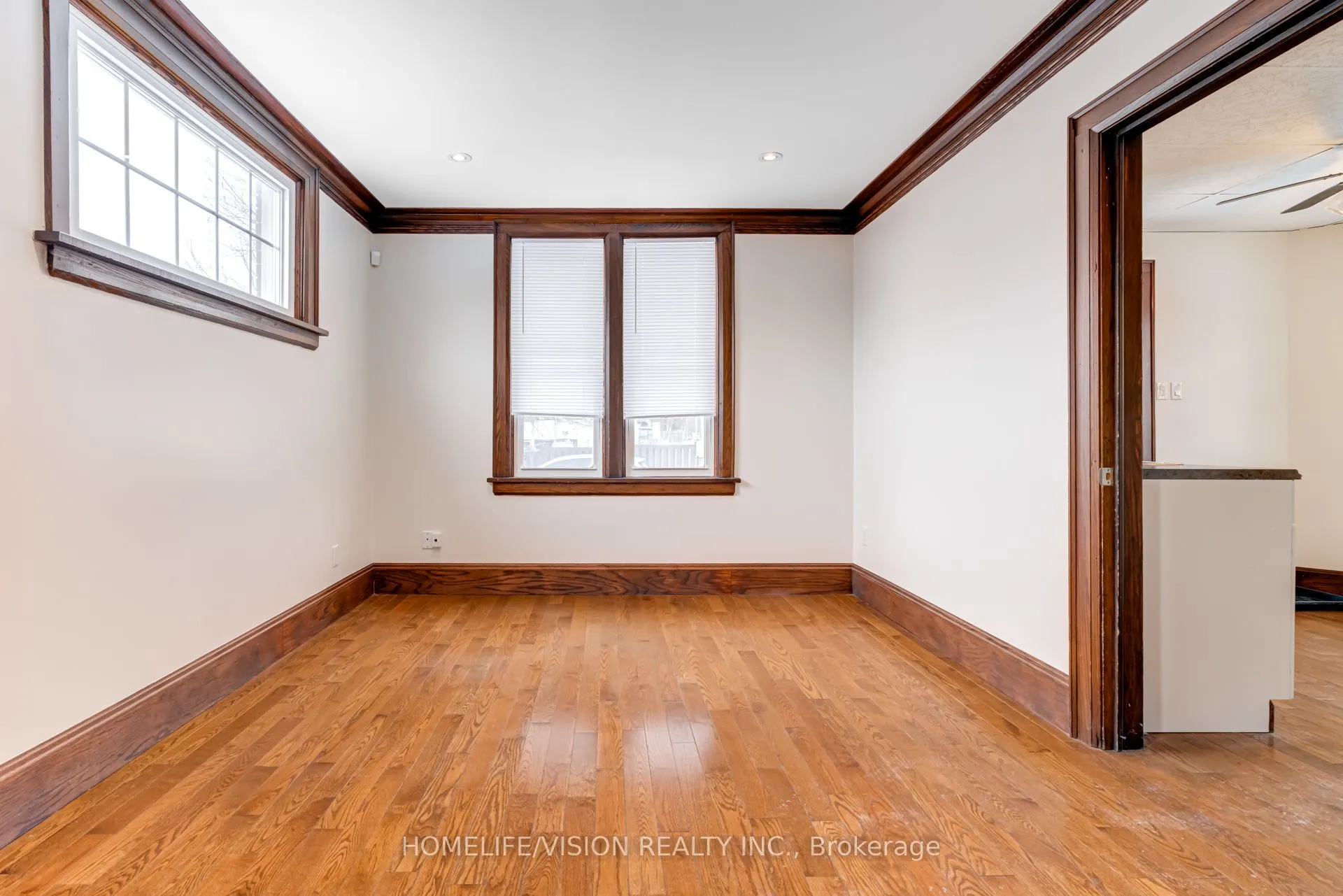 123 Mary Street E