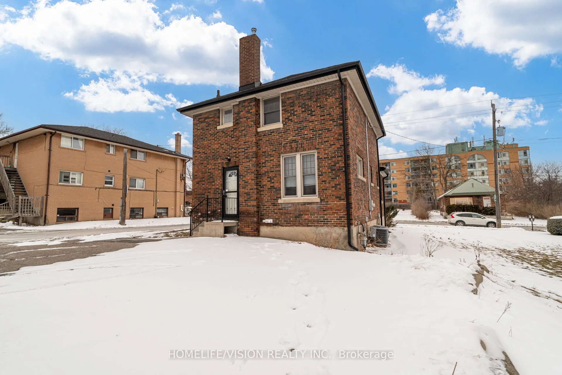 123 Mary Street E