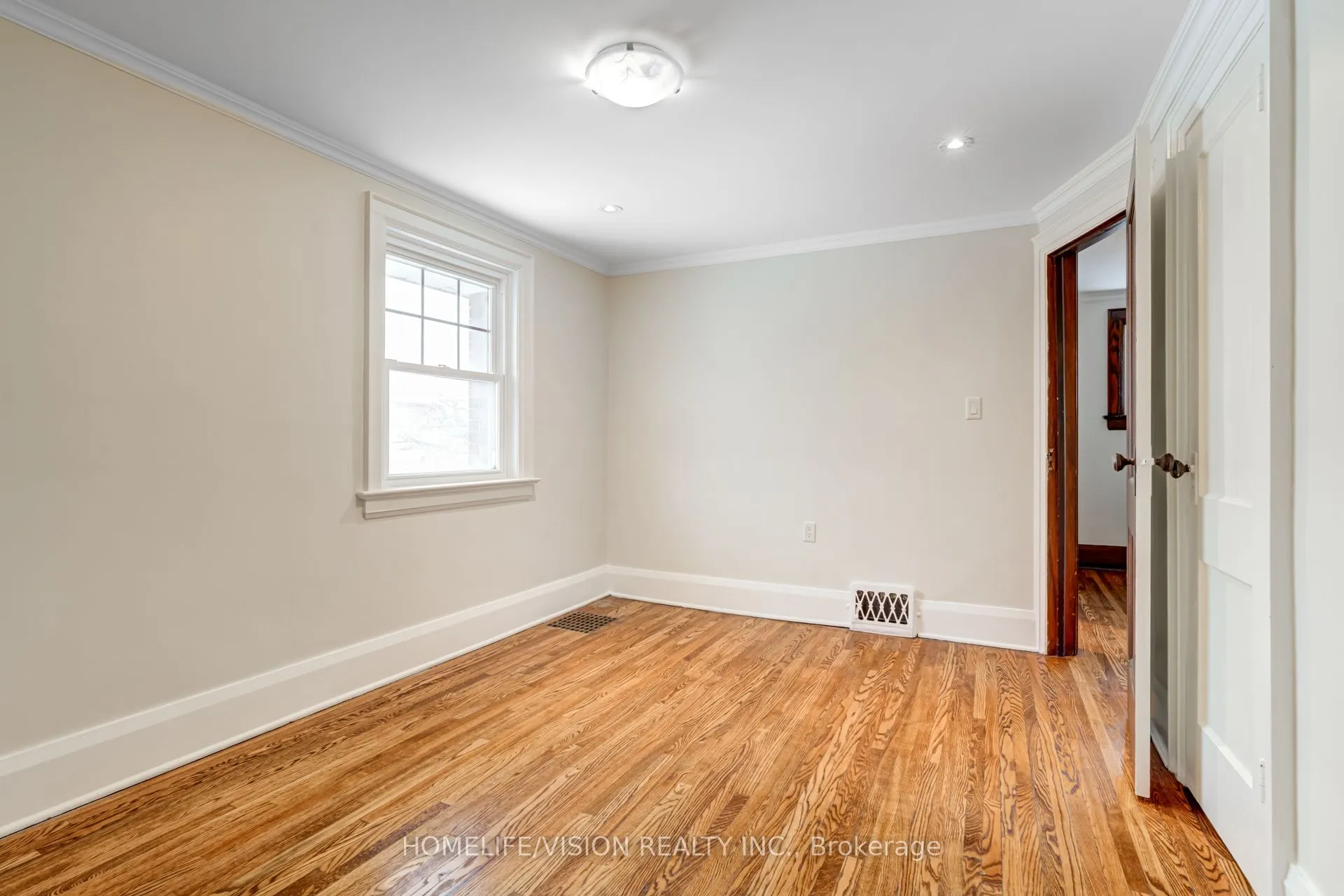 123 Mary Street E