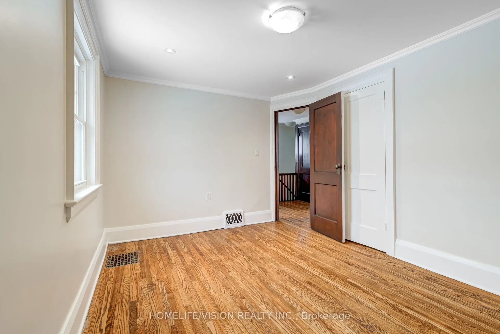 123 Mary Street E