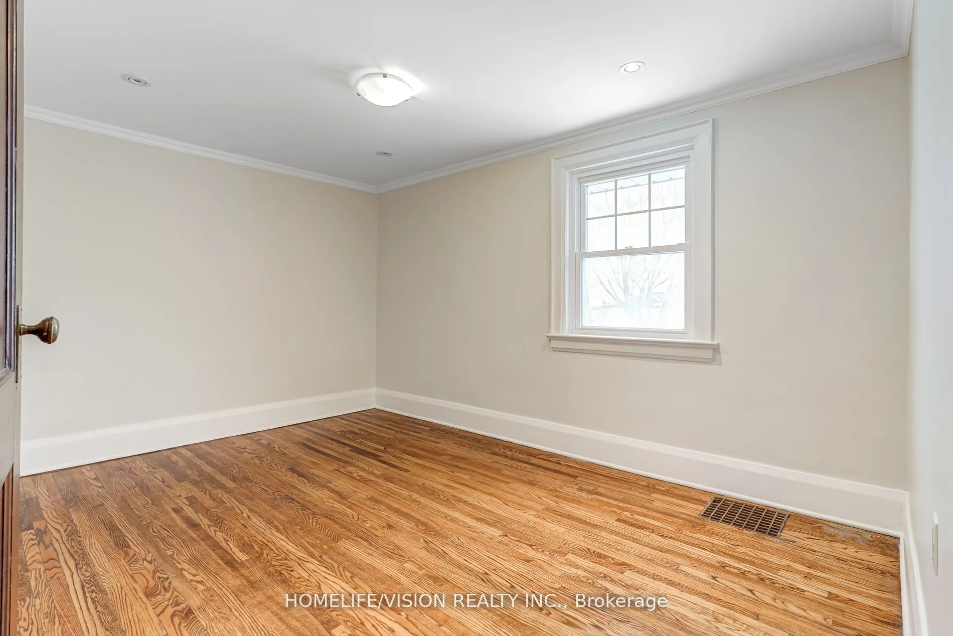 123 Mary Street E