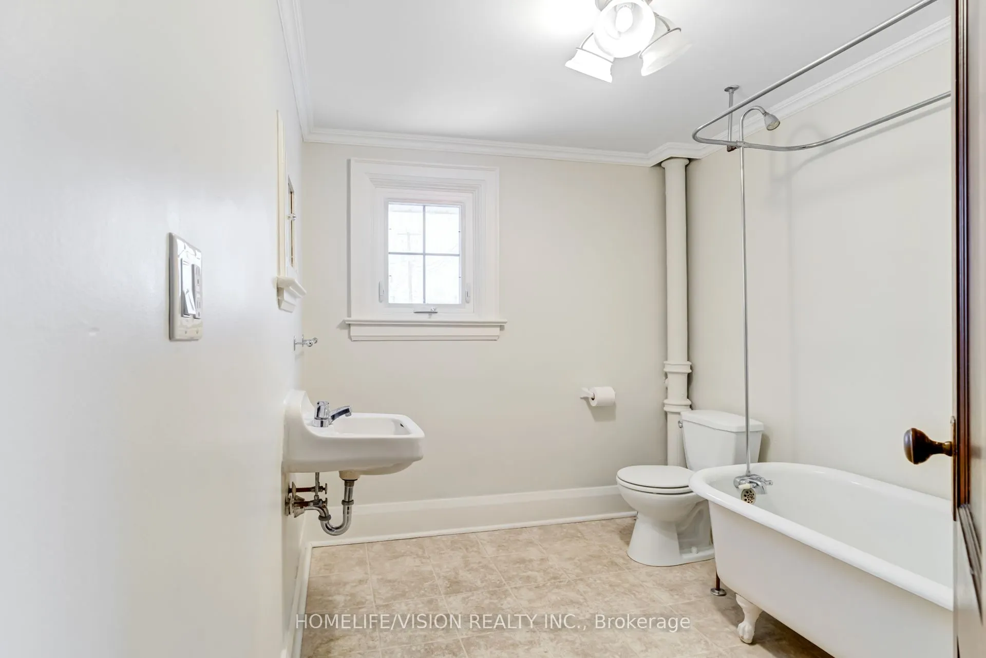 123 Mary Street E