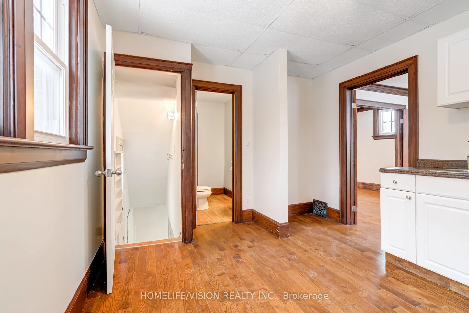 123 Mary Street E