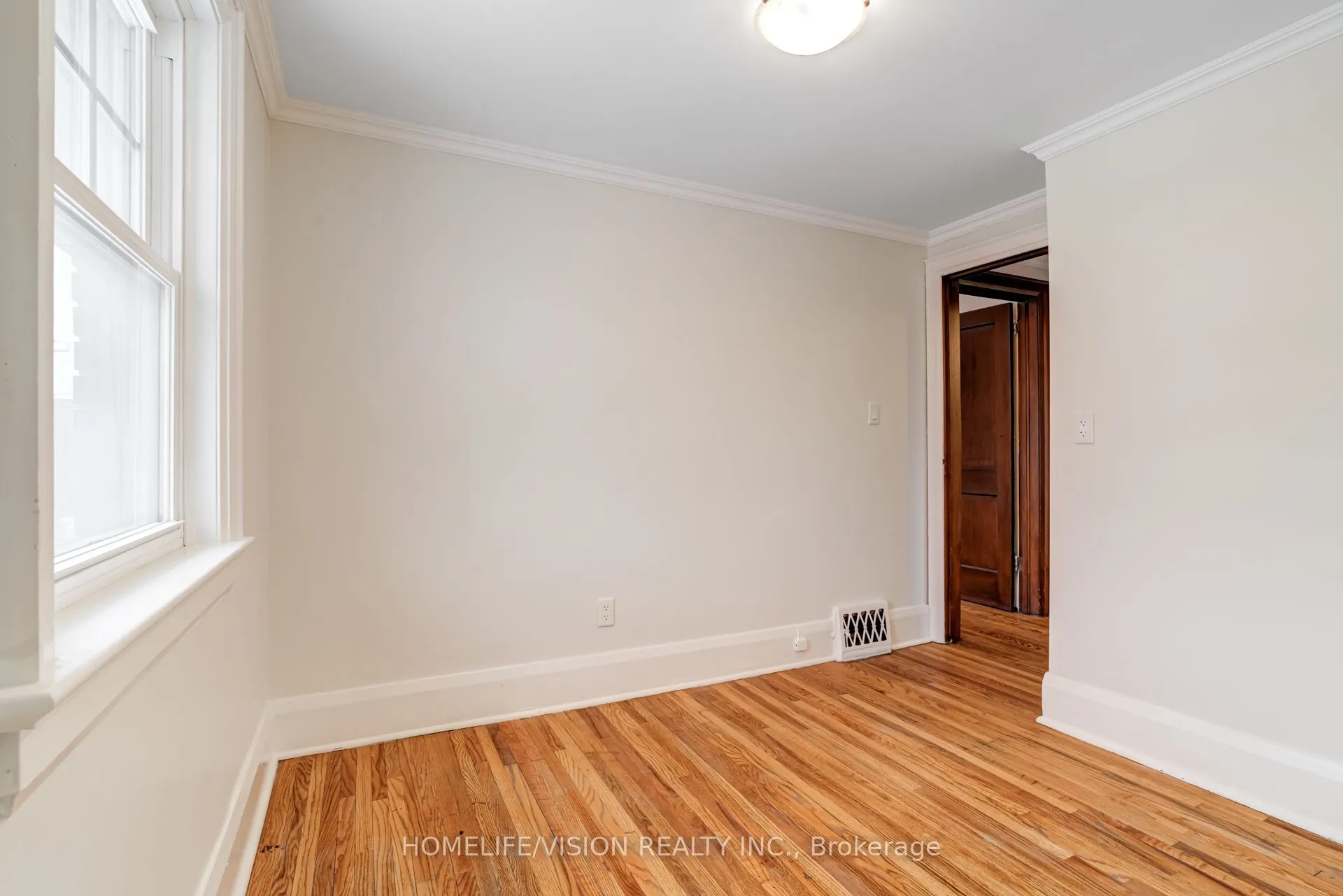 123 Mary Street E
