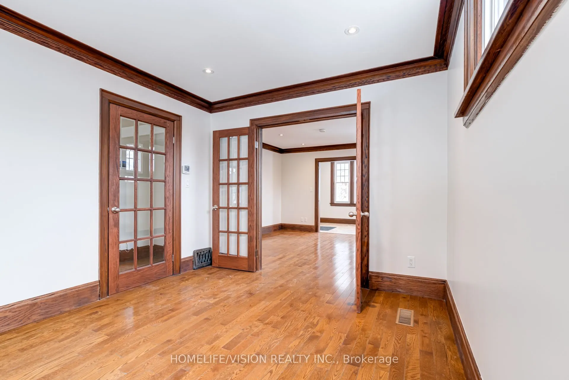 123 Mary Street E