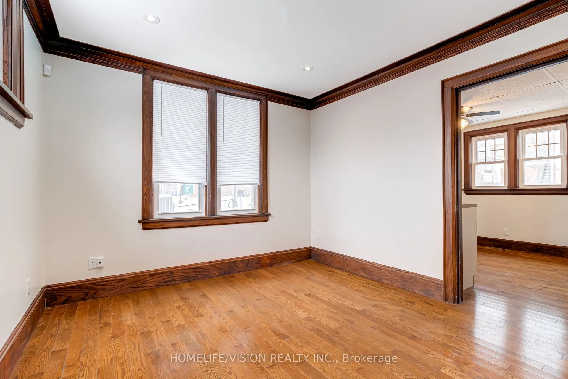 123 Mary Street E
