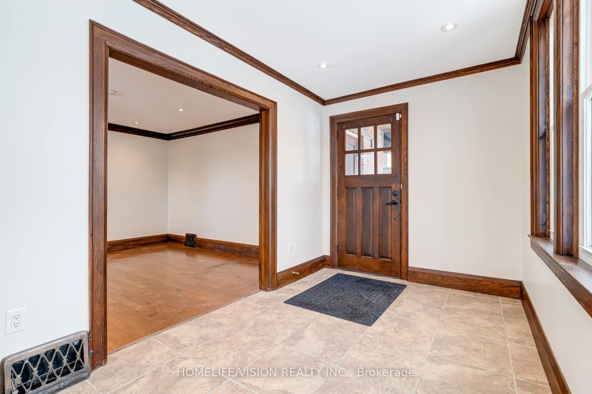 123 Mary Street E