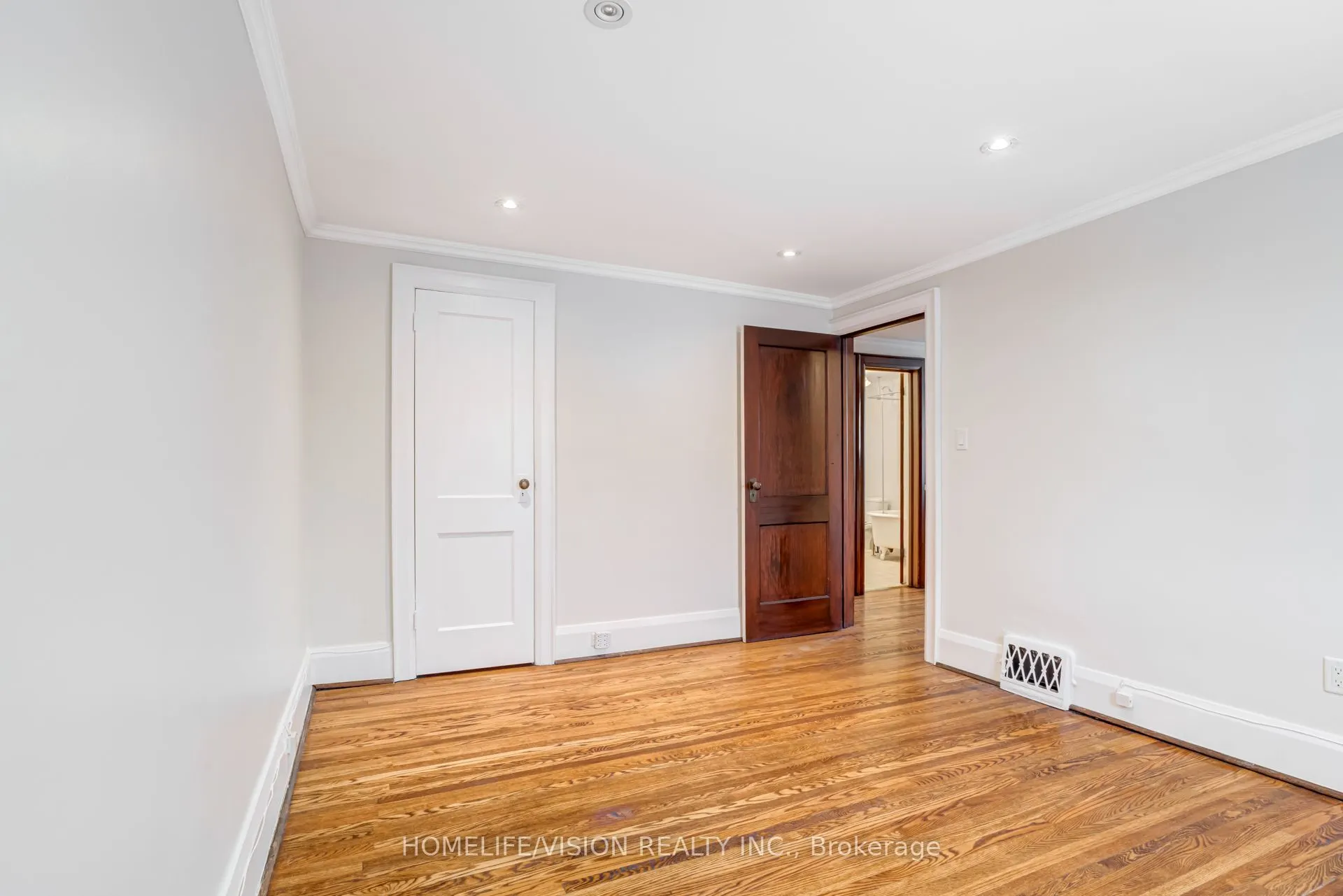 123 Mary Street E