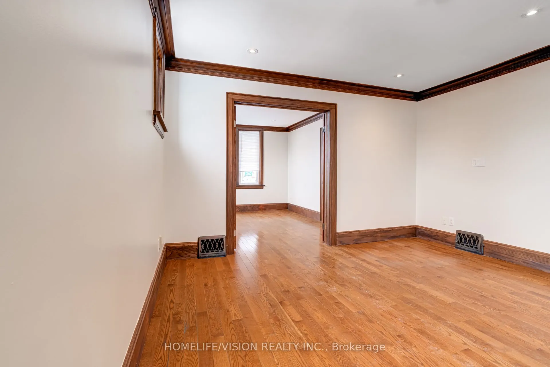 123 Mary Street E