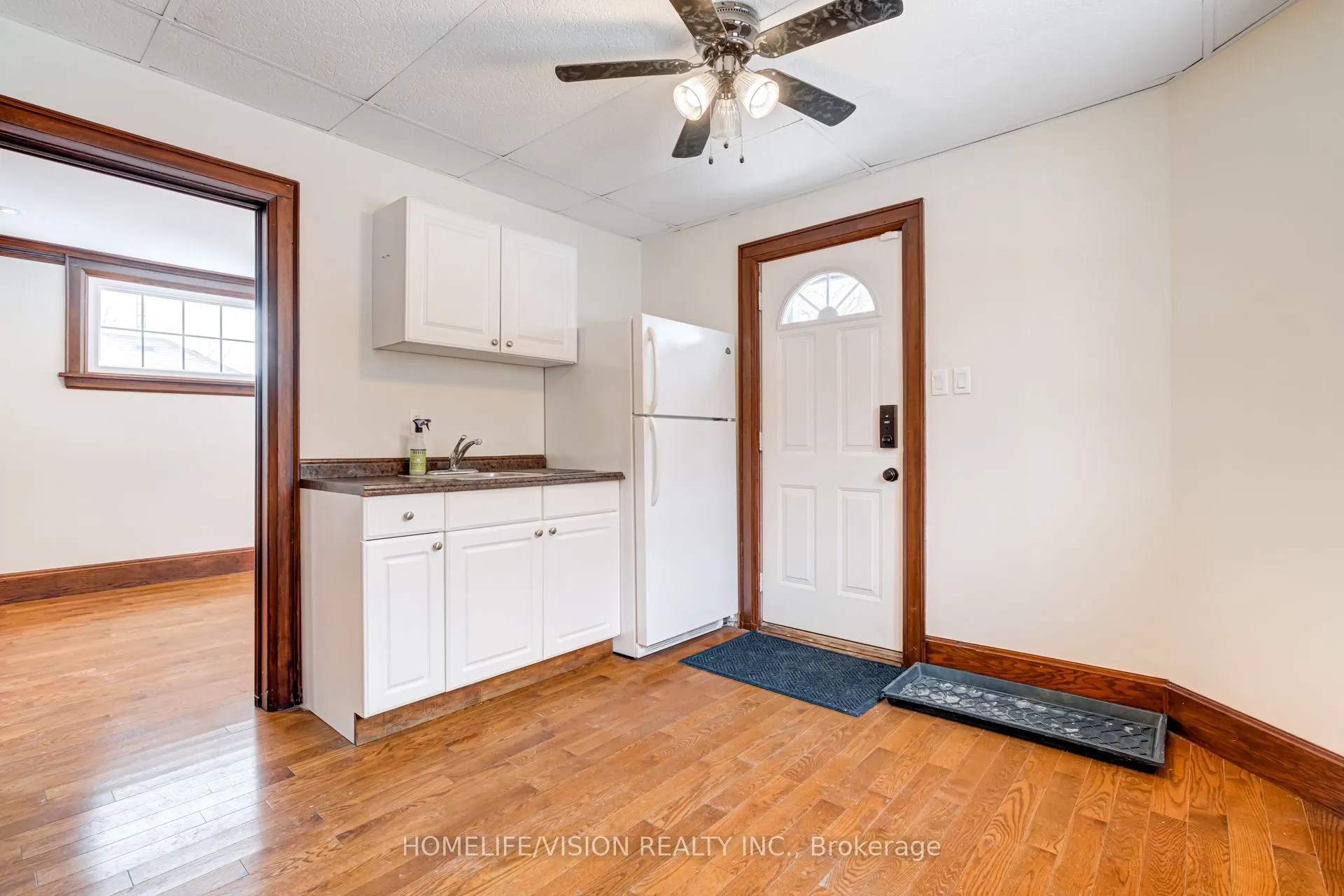 123 Mary Street E