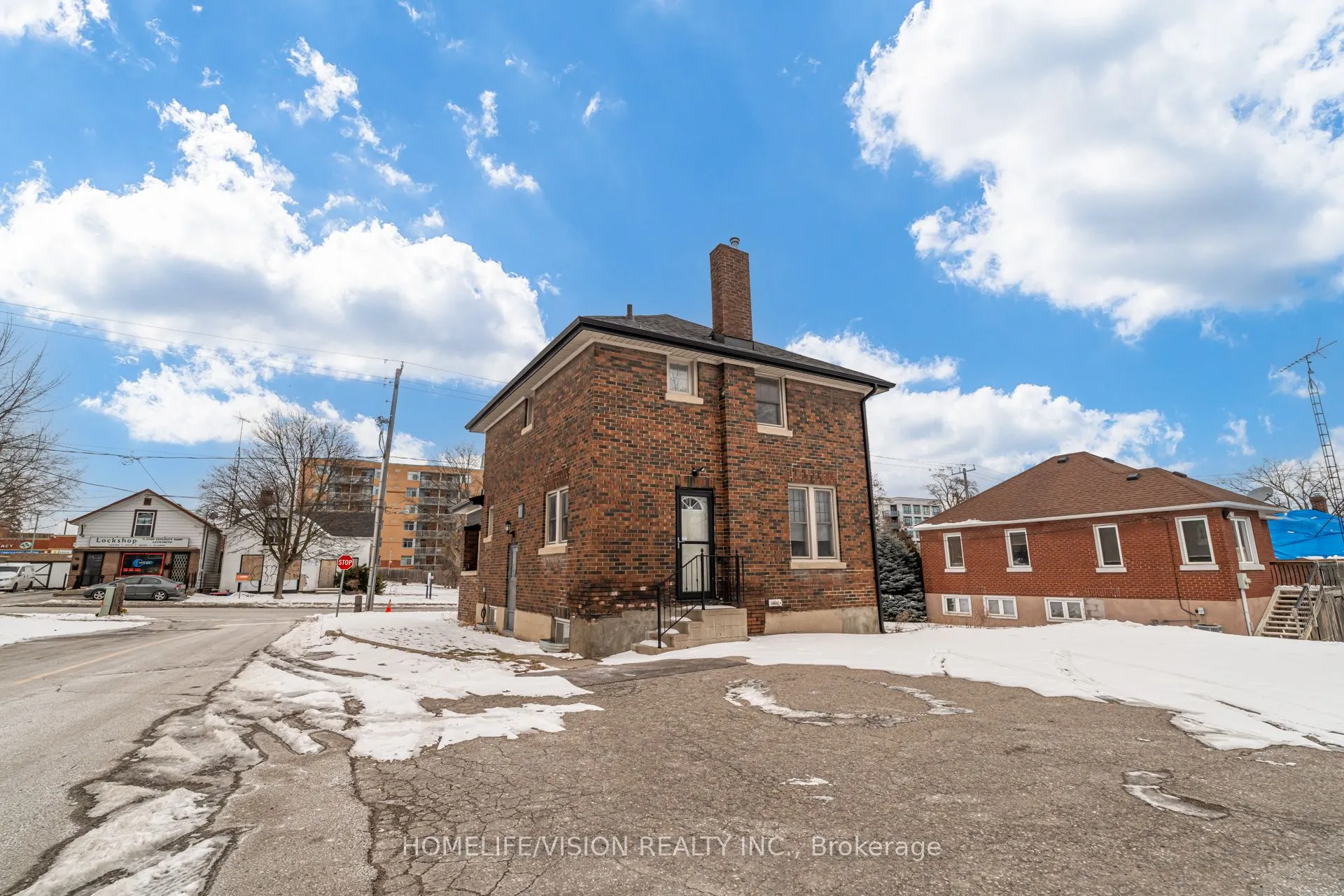 123 Mary Street E