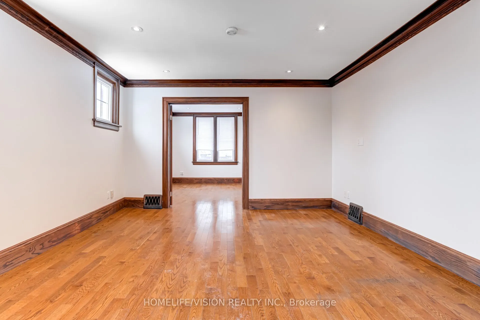 123 Mary Street E