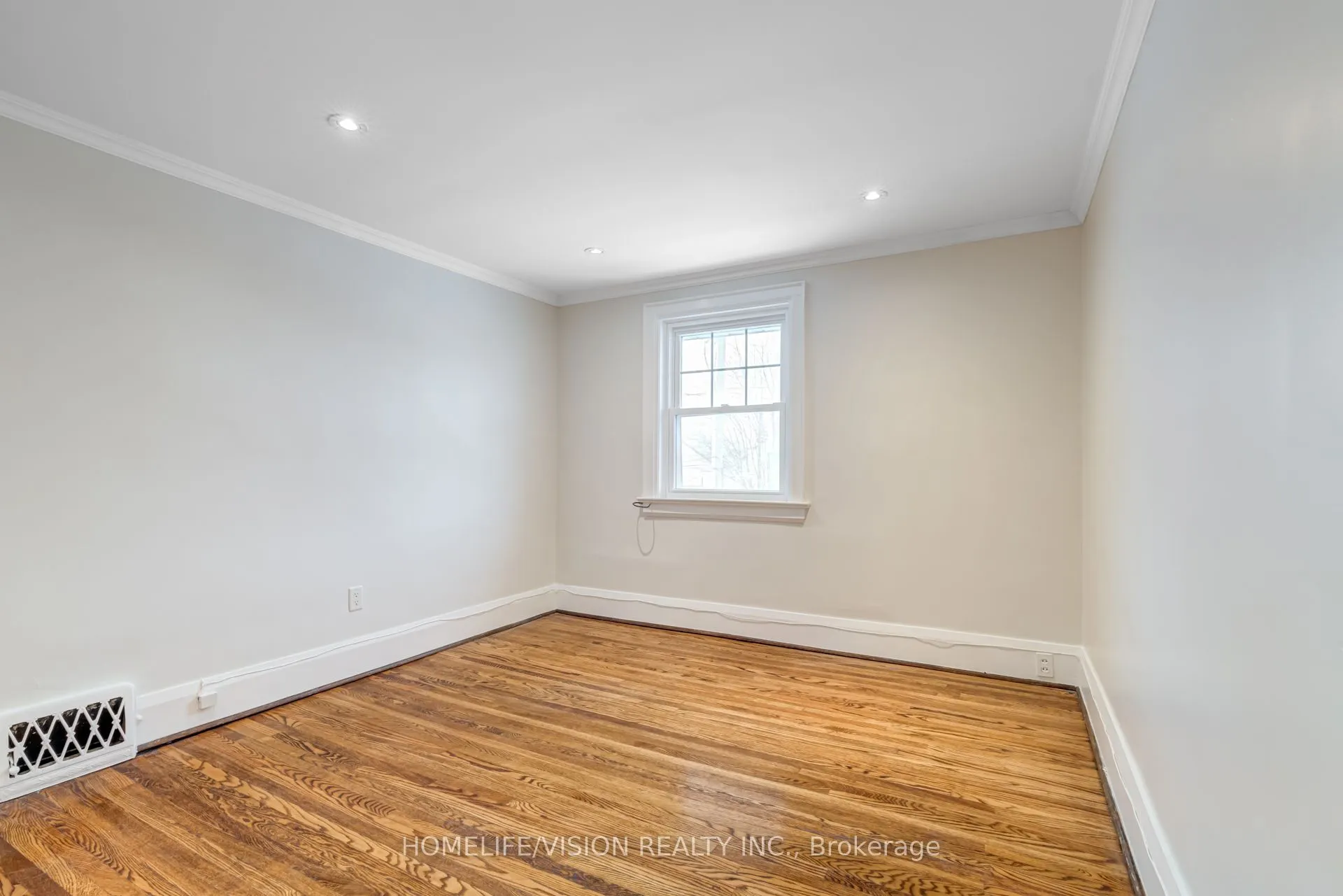 123 Mary Street E