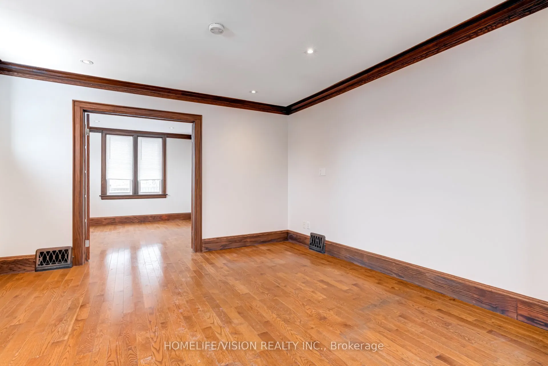 123 Mary Street E