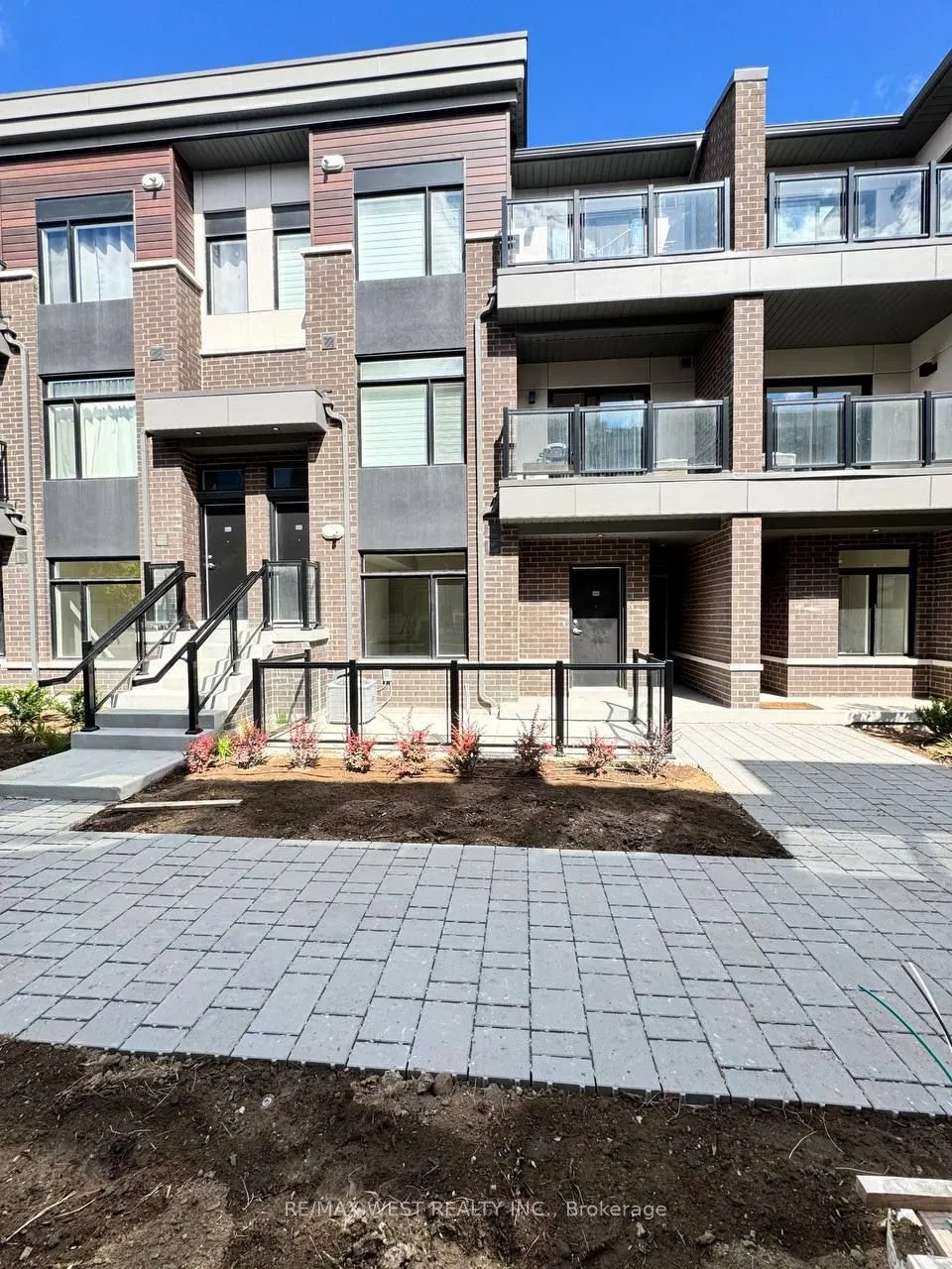 1695 Dersan Street, #906