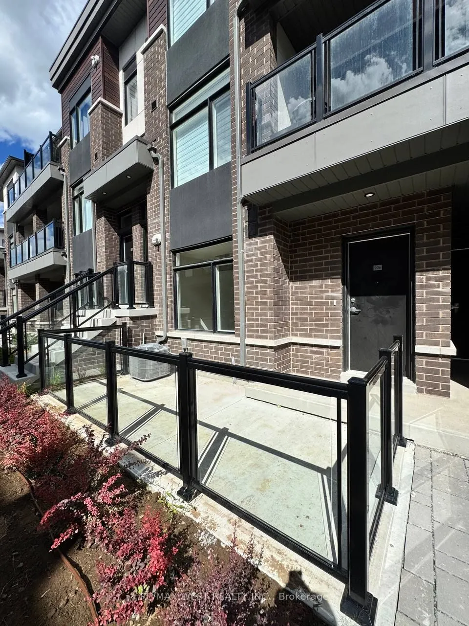 1695 Dersan Street, #906