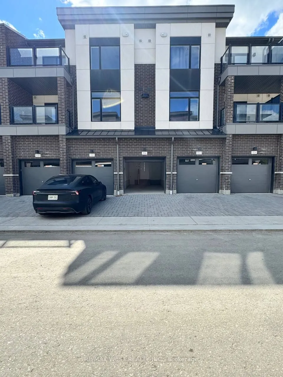 1695 Dersan Street, #906