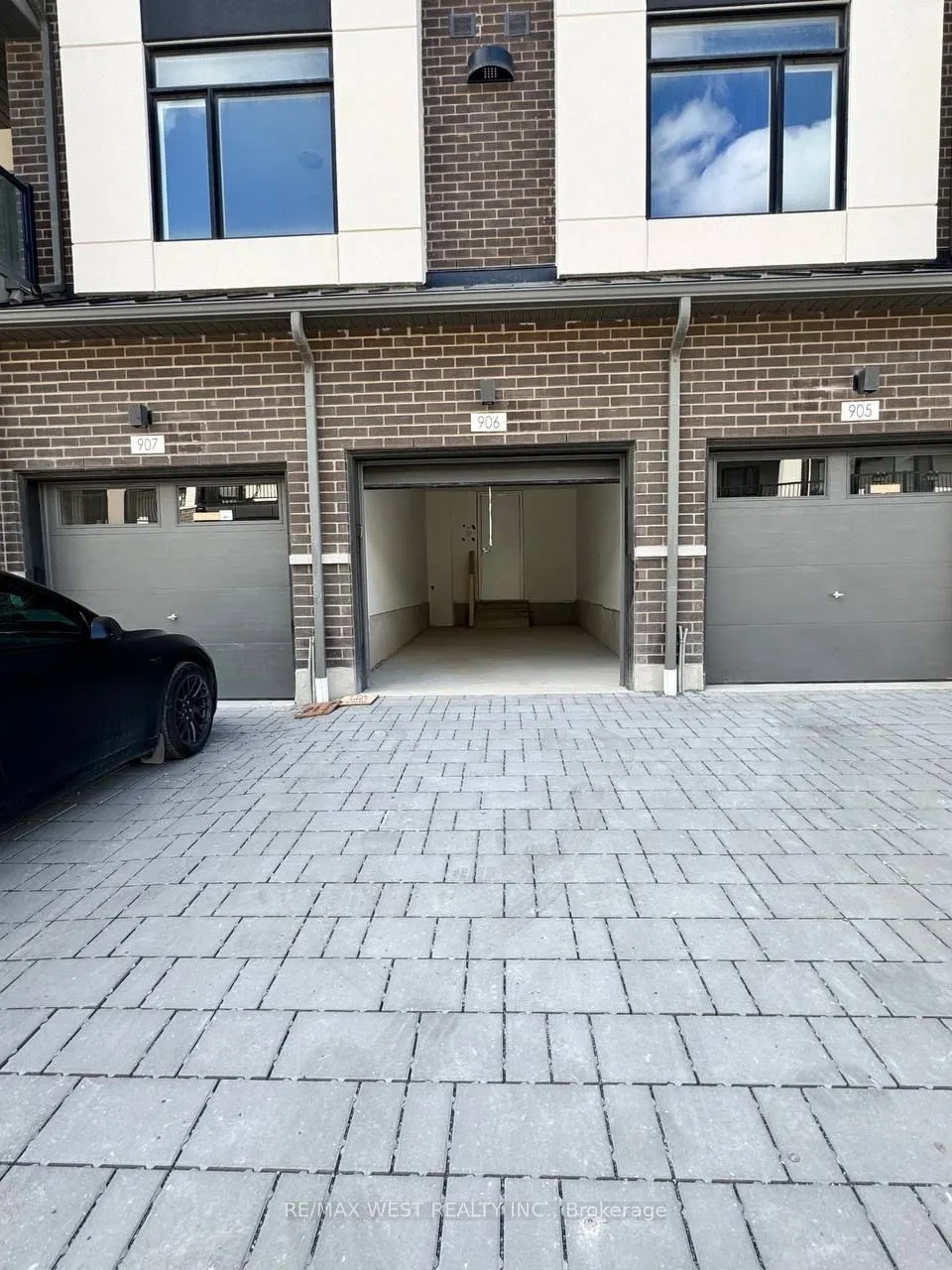 1695 Dersan Street, #906