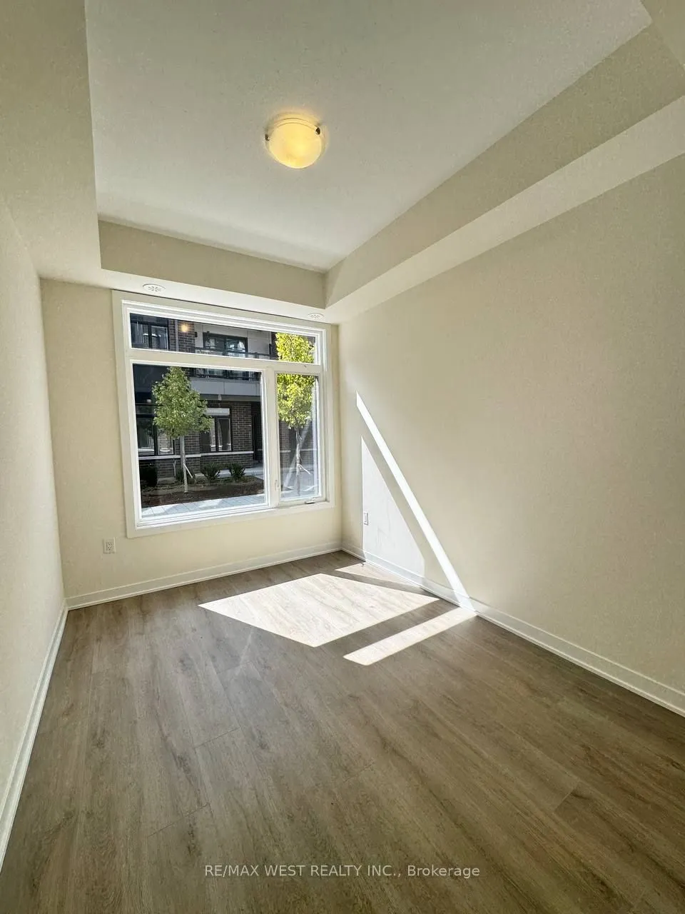 1695 Dersan Street, #906