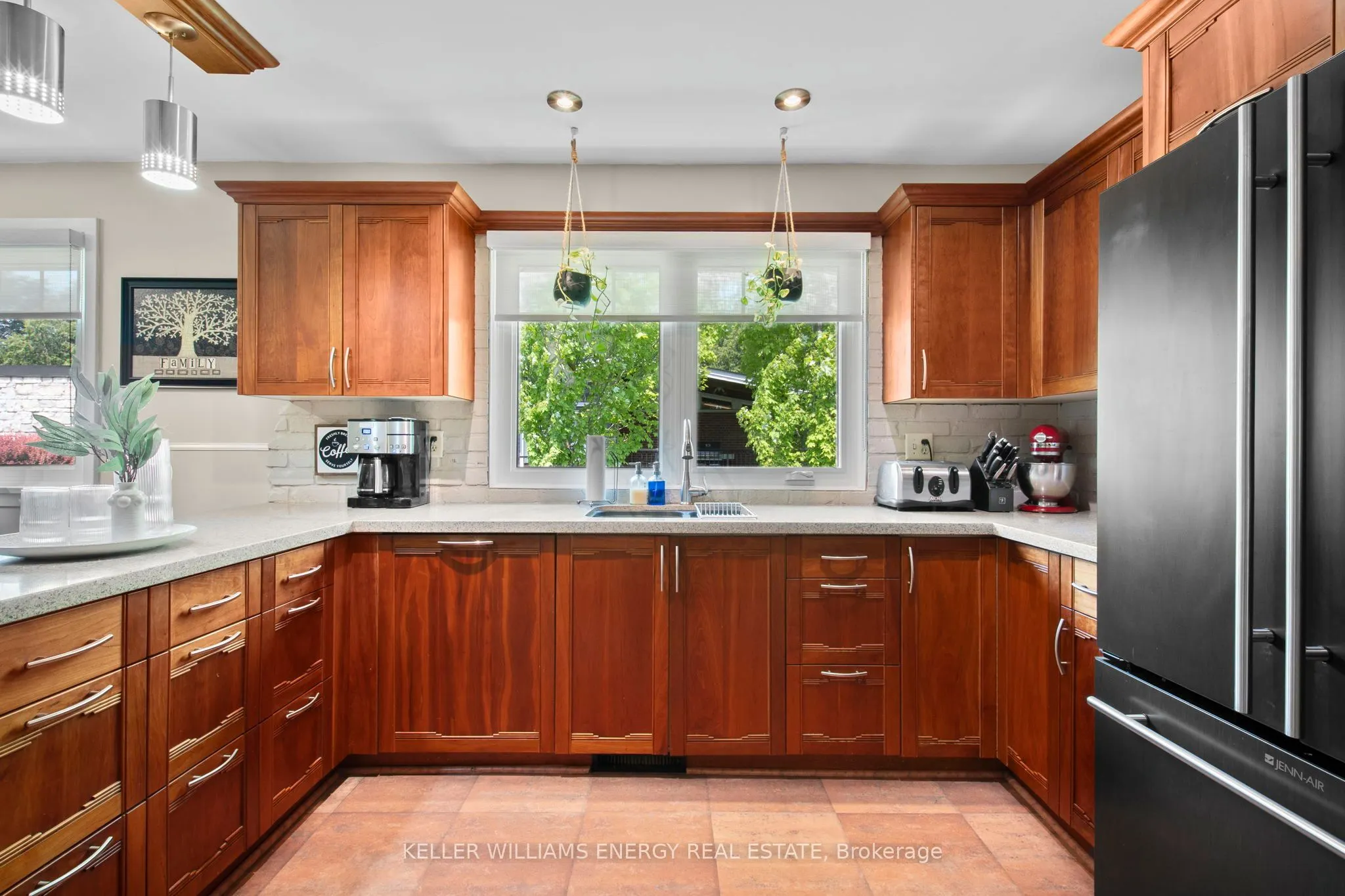 833 Glenmanor Drive
