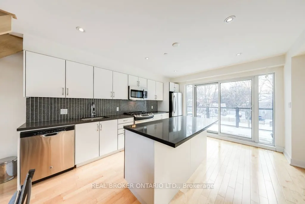 987 Dundas Street E