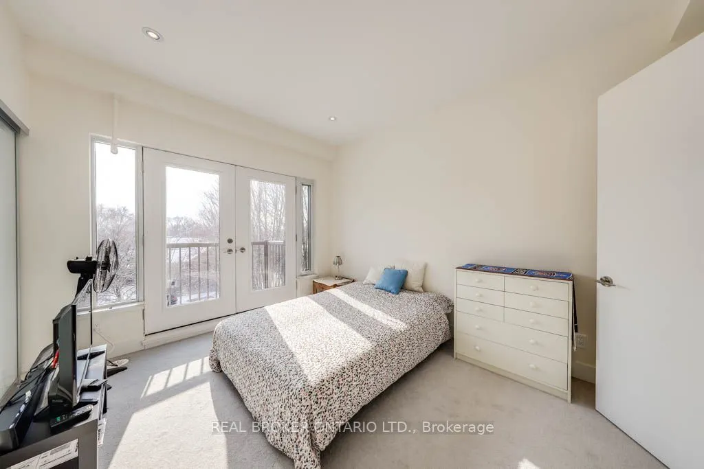 987 Dundas Street E