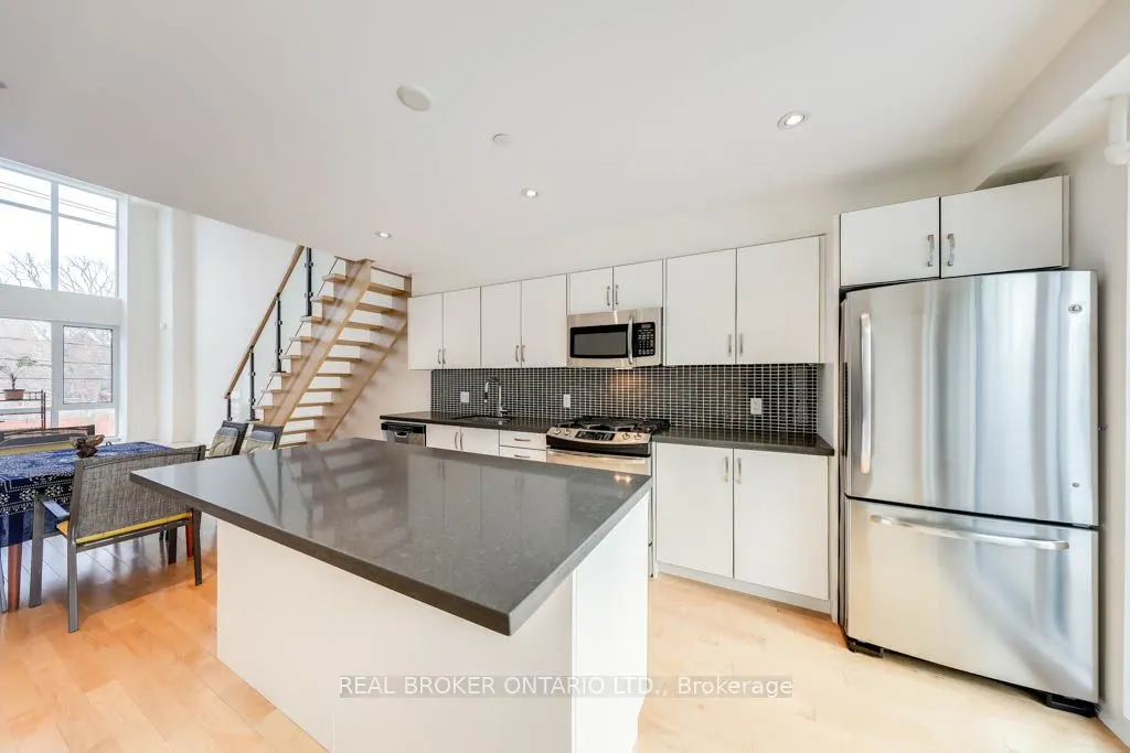 987 Dundas Street E